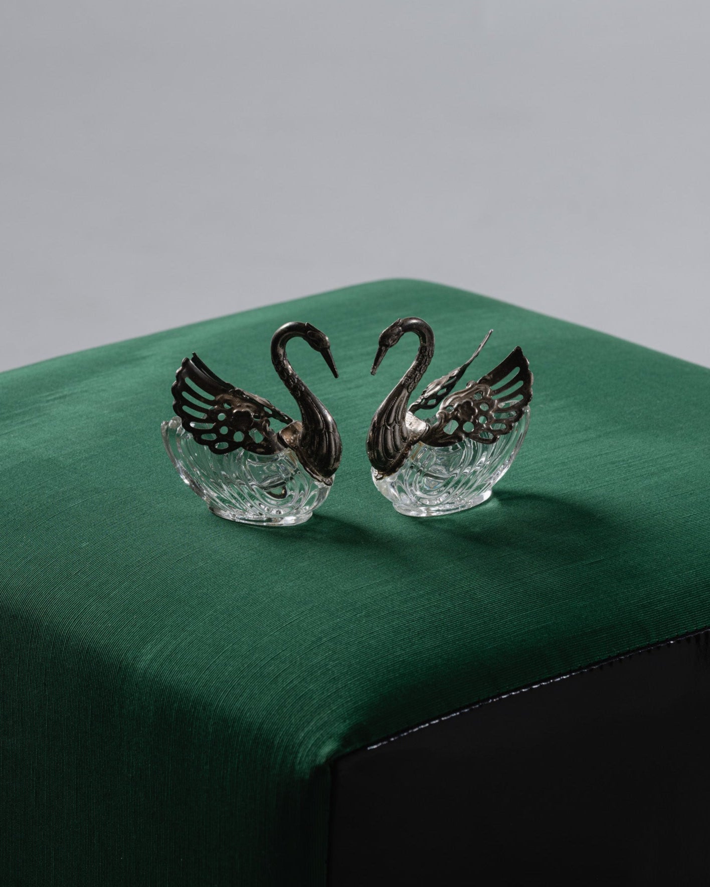 PAIRE DE SALIÈRE ET POIVRIÈRE EN FORME DE CYGNE, 1950s