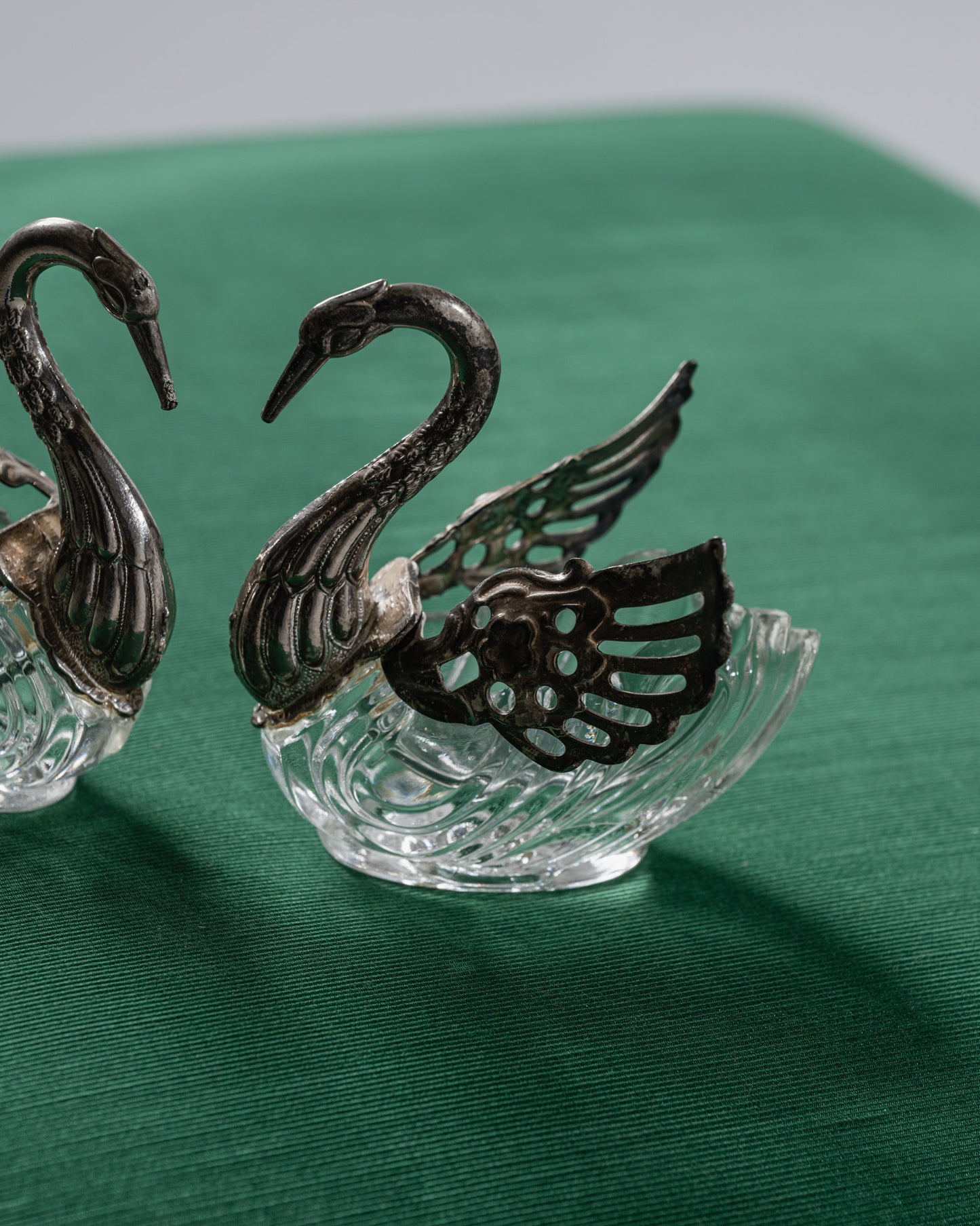 PAIRE DE SALIÈRE ET POIVRIÈRE EN FORME DE CYGNE, 1950s