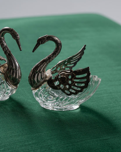 PAIRE DE SALIÈRE ET POIVRIÈRE EN FORME DE CYGNE, 1950s