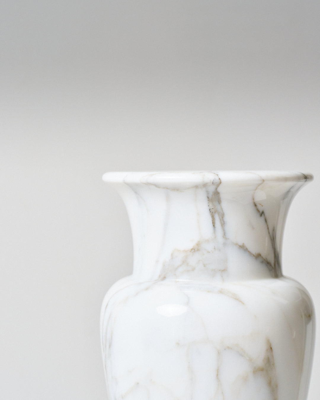 VASE EN MARBRE BLANC DE CARRARE, 1970s