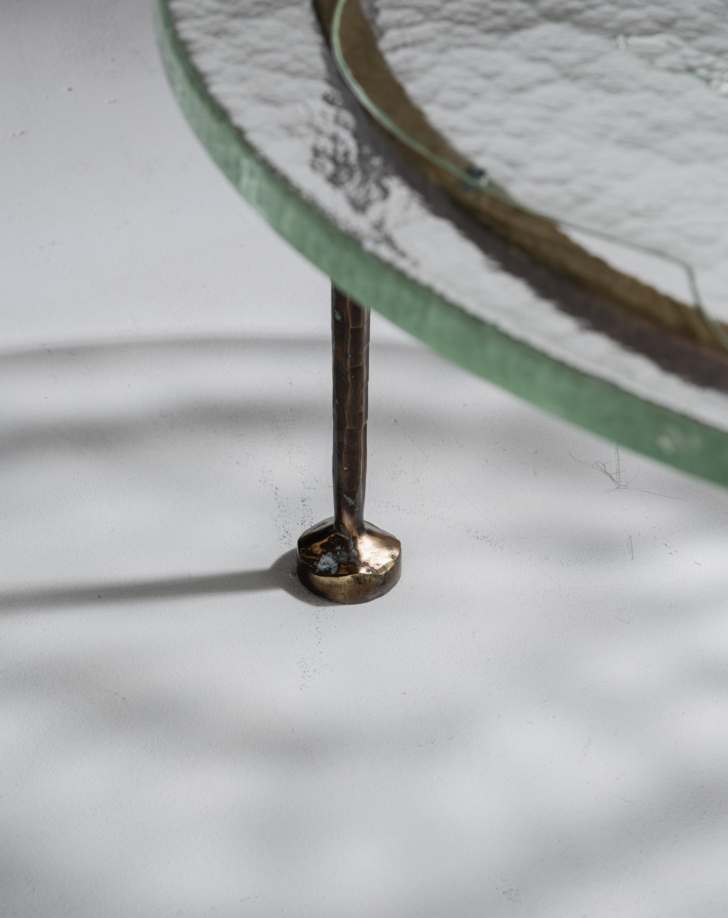 TABLE BASSE EN BRONZE ET VERRE, LOTHAR KLUTE, 1980s