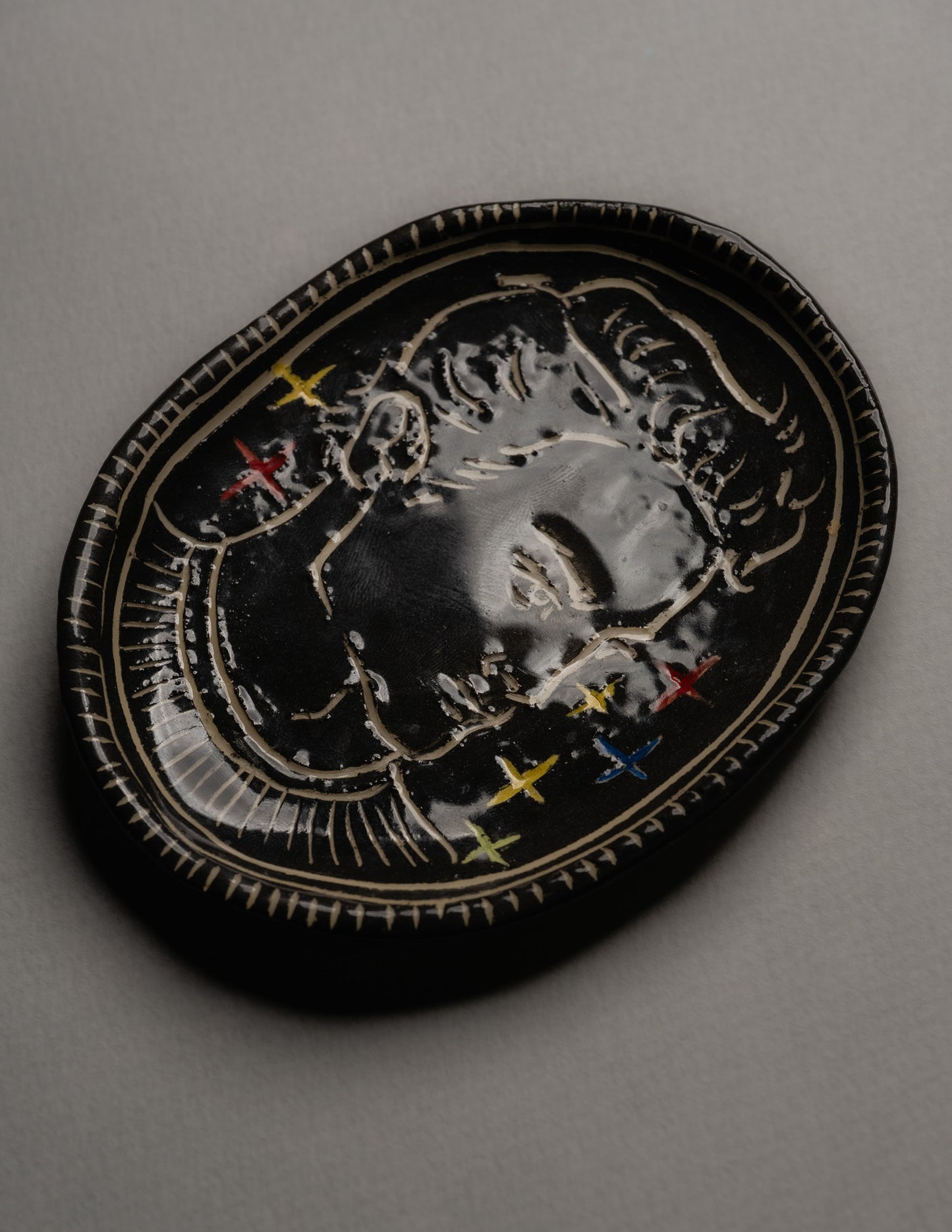 OVAL POCKET TRAY WITH COLORED STARS IN CERAMIC