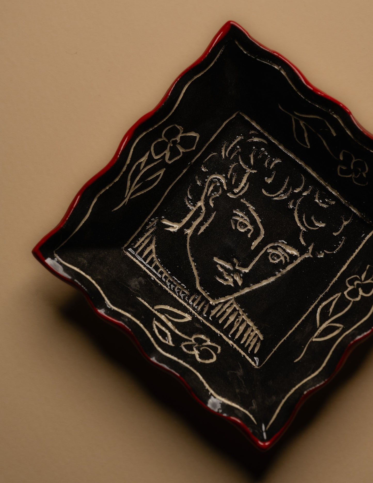 VIDE-POCHE EN CÉRAMIQUE DÉCOR VISAGE ET MOTIFS FLORAUX