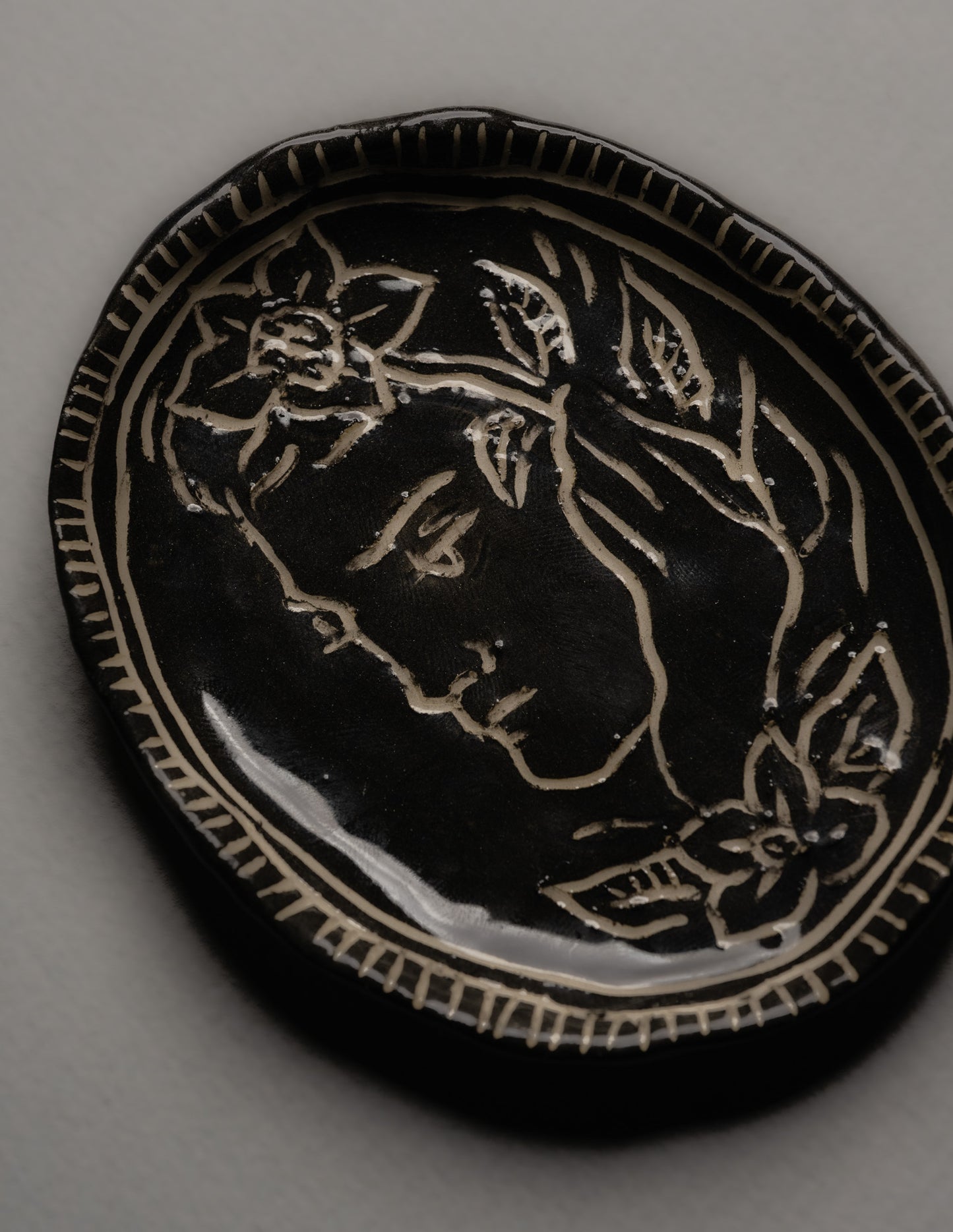 SMALL OVAL CERAMIC POCKET TRAY