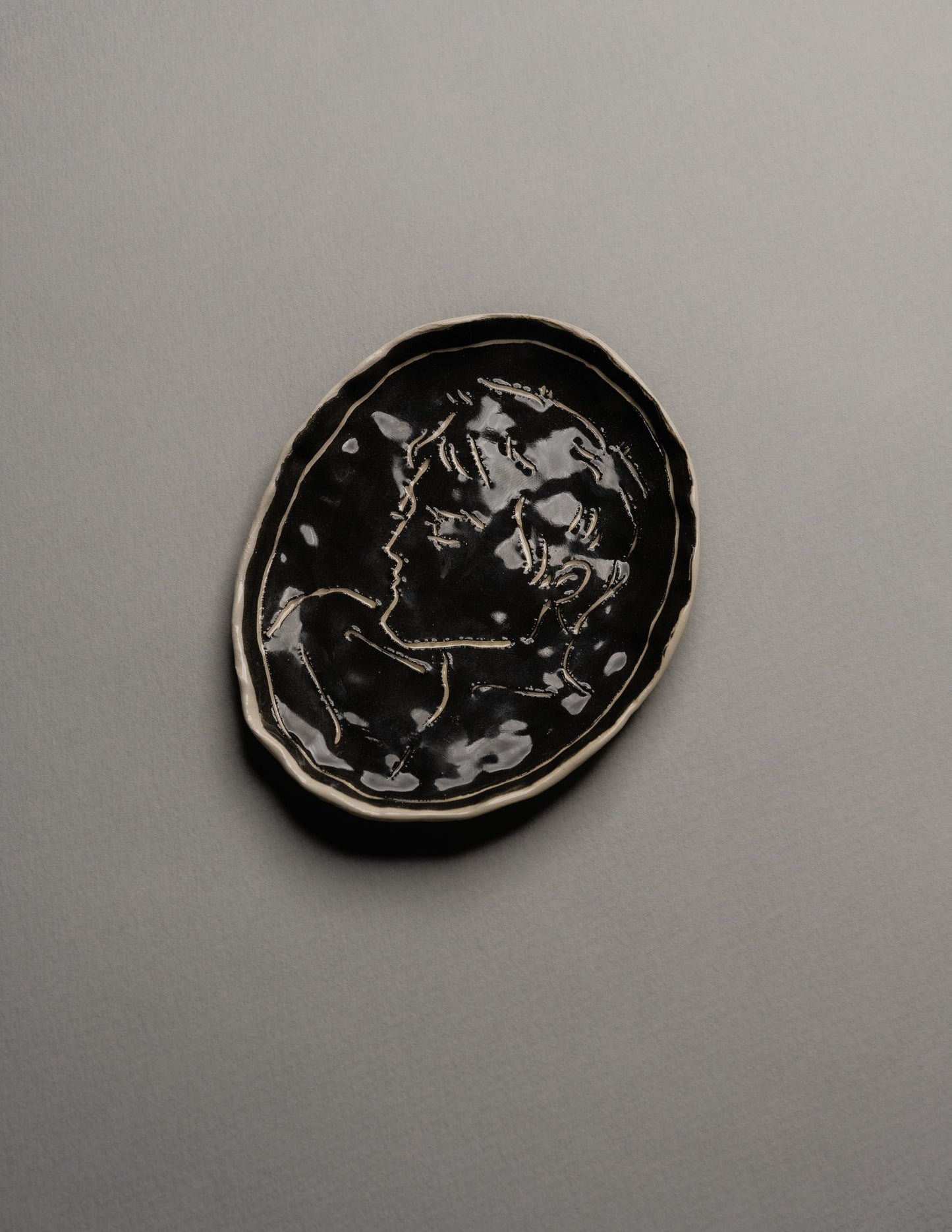 OVAL WHITE AND BLACK CERAMIC POCKET TRAY