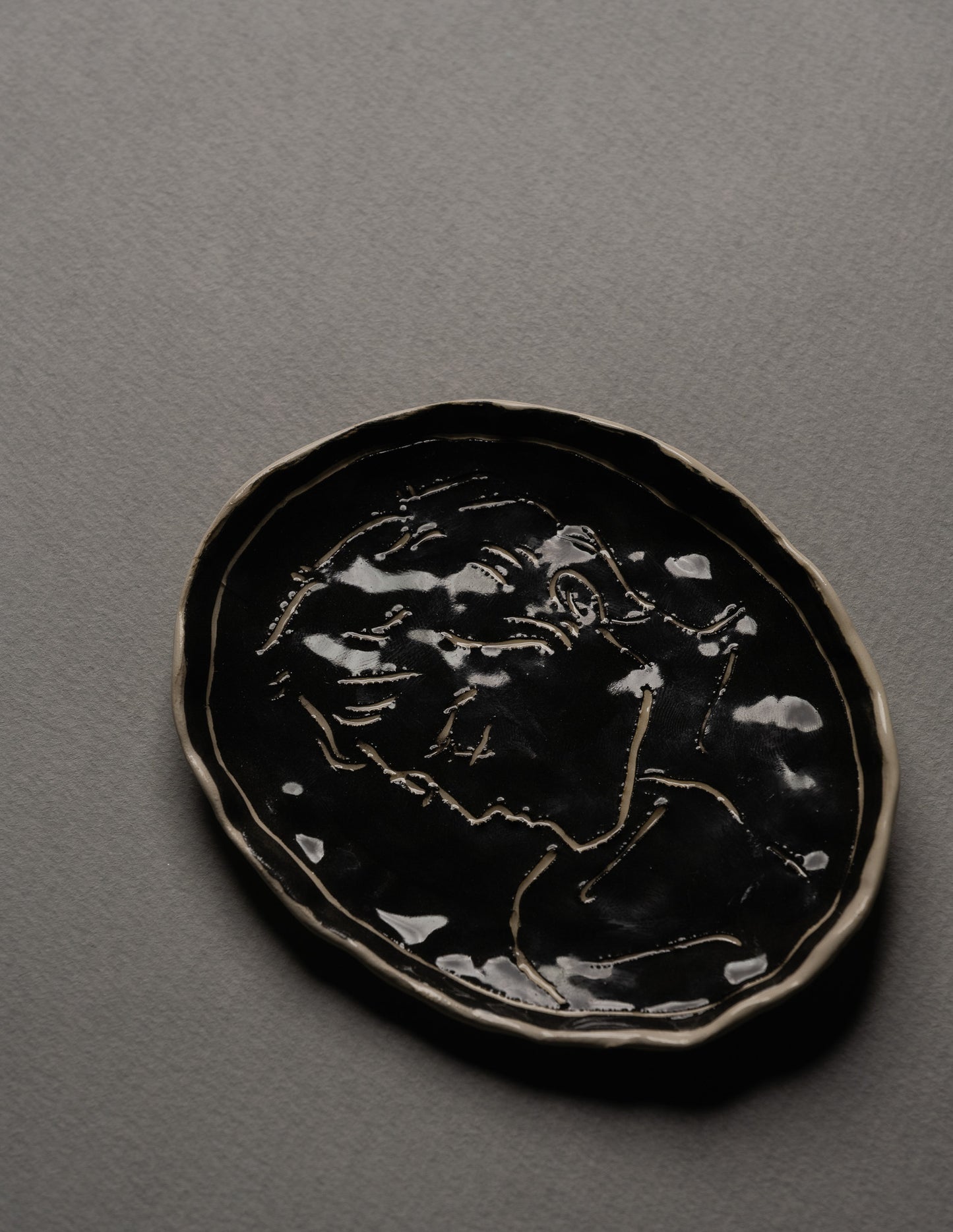 OVAL WHITE AND BLACK CERAMIC POCKET TRAY