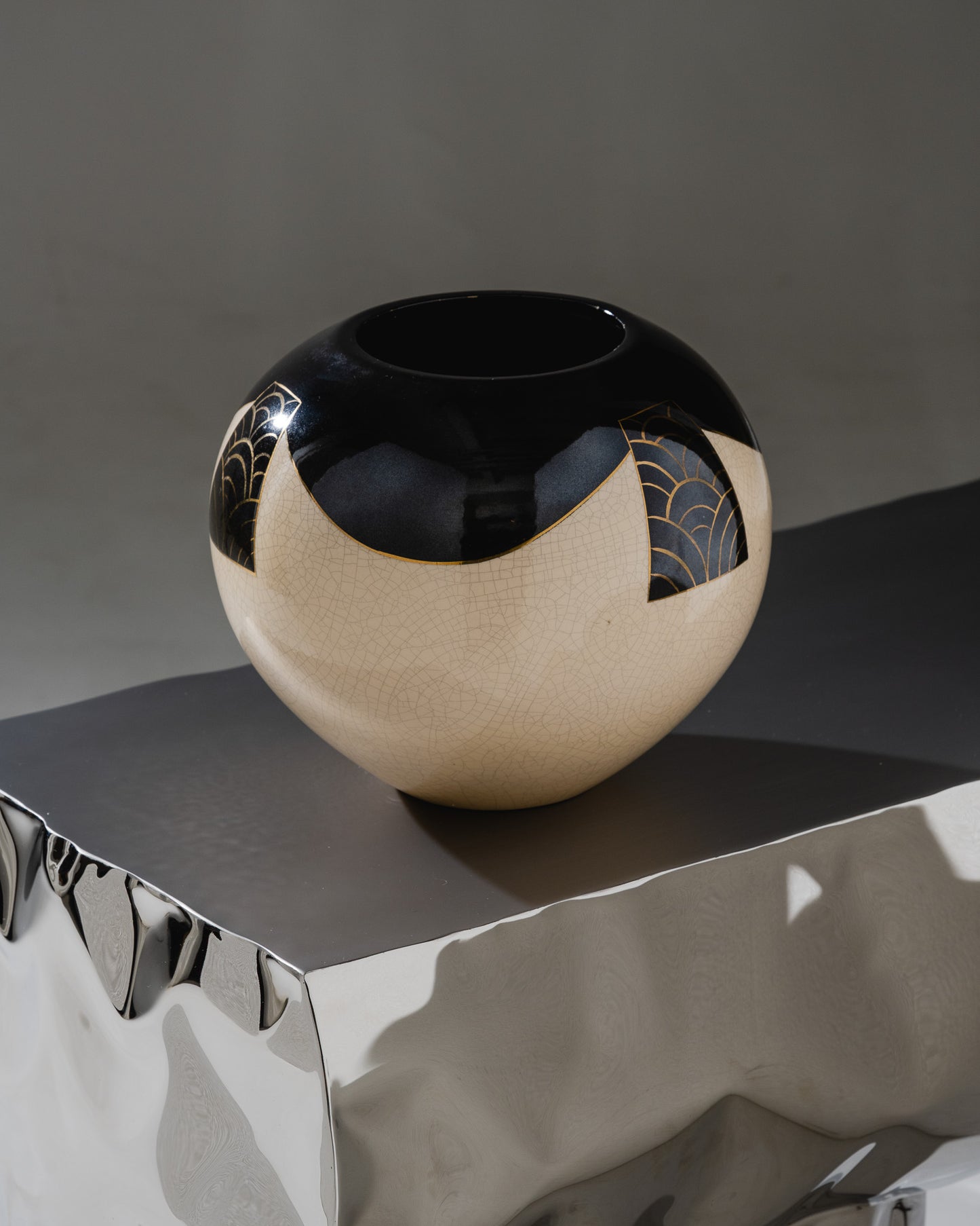 VASE BOULE EN CÉRAMIQUE CRAQUELÉE ET LAQUE NOIRE, L. DURAND, 1930s