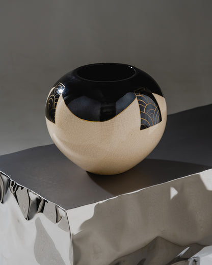 VASE BOULE EN CÉRAMIQUE CRAQUELÉE ET LAQUE NOIRE, L. DURAND, 1930s