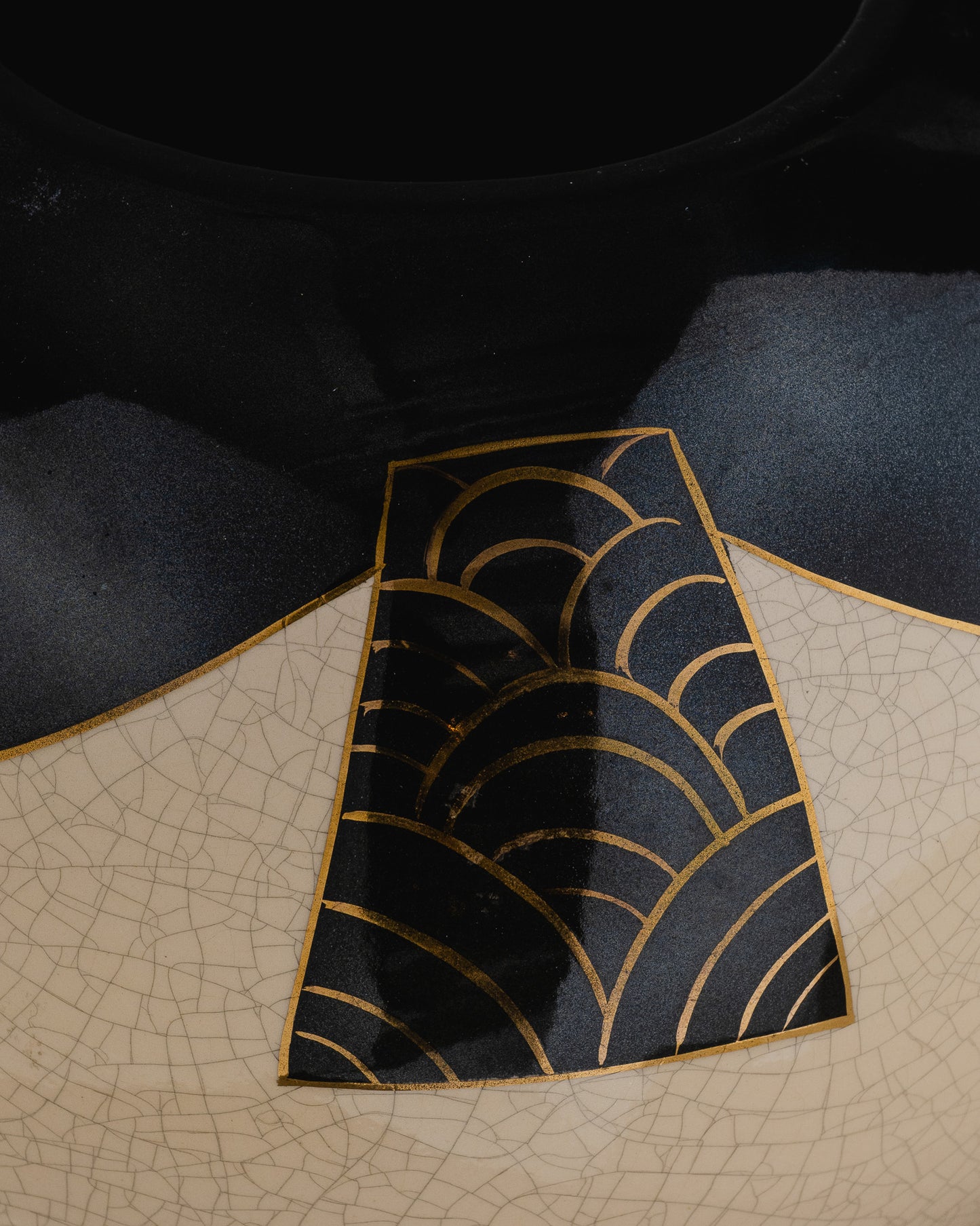 VASE BOULE EN CÉRAMIQUE CRAQUELÉE ET LAQUE NOIRE, L. DURAND, 1930s