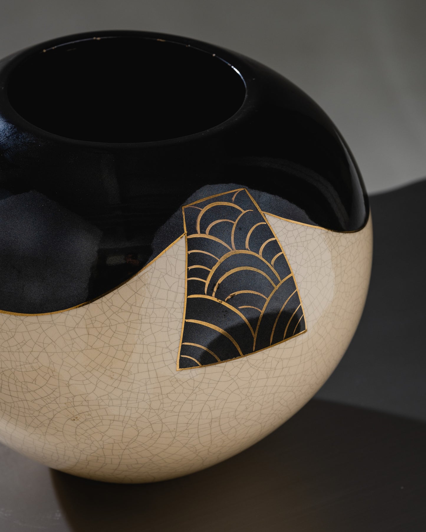 VASE BOULE EN CÉRAMIQUE CRAQUELÉE ET LAQUE NOIRE, L. DURAND, 1930s