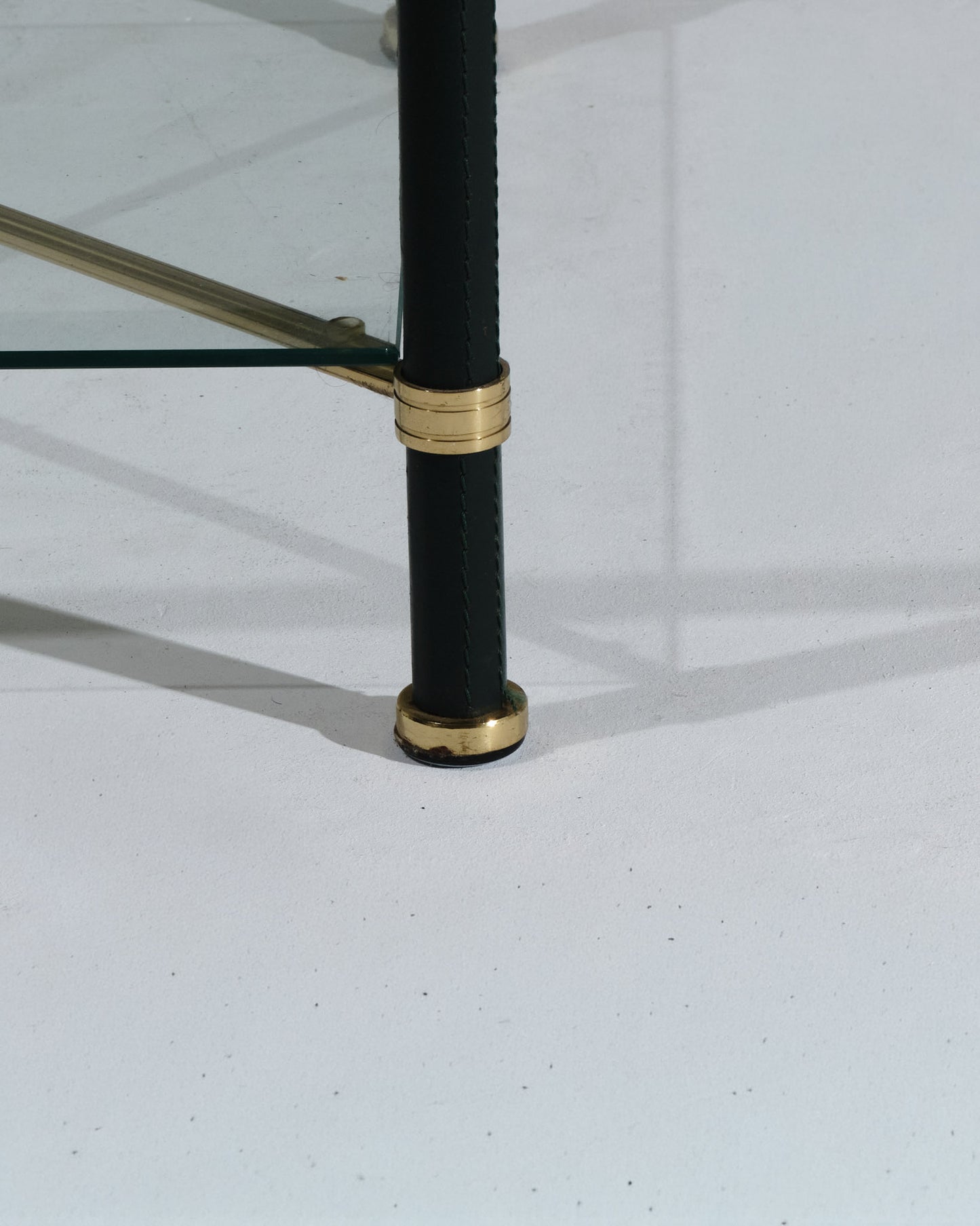 TABLE BASSE EN LAITON ET CUIR, 1950s