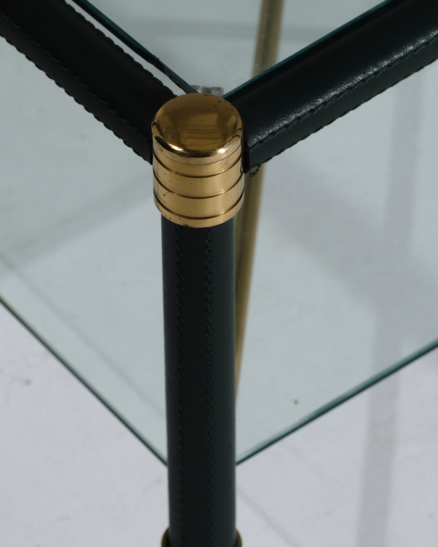 TABLE BASSE EN LAITON ET CUIR, 1950s