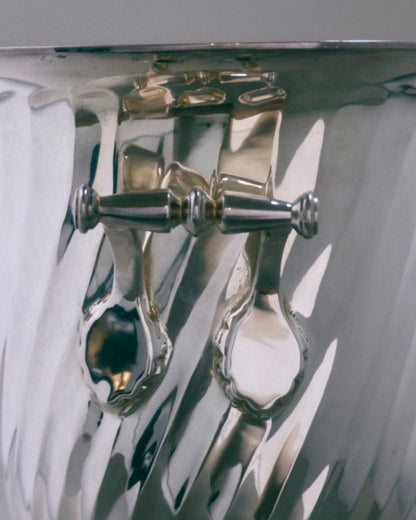 SEAU À CHAMPAGNE EN MÉTAL ARGENTÉ TORSADÉ, 1950s