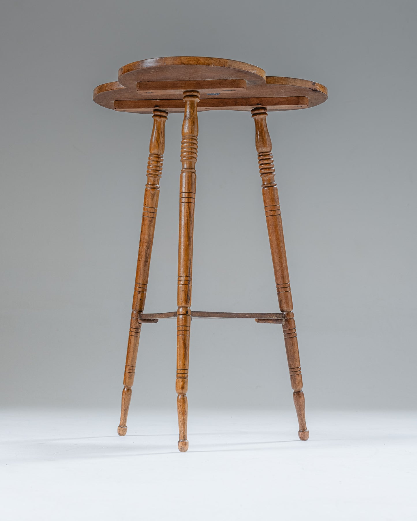 GUÉRIDON TRIPODE TRÈFLE ART NOUVEAU, CIRCA 1910s