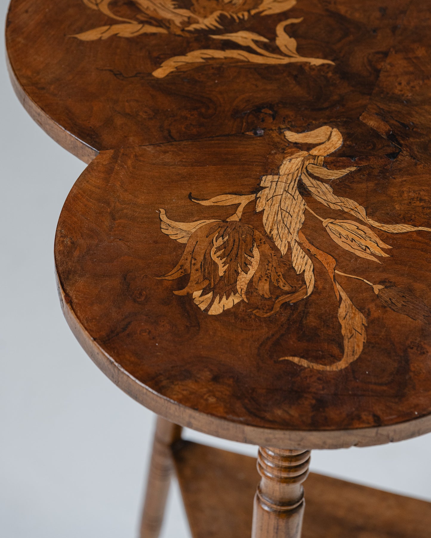 GUÉRIDON TRIPODE TRÈFLE ART NOUVEAU, CIRCA 1910s