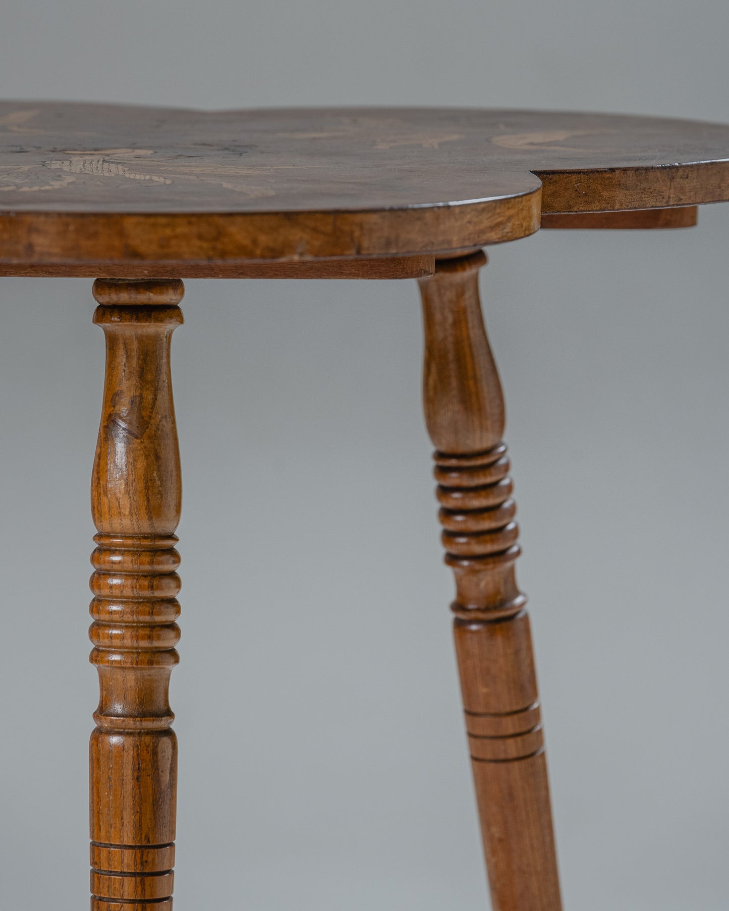 GUÉRIDON TRIPODE TRÈFLE ART NOUVEAU, CIRCA 1910s