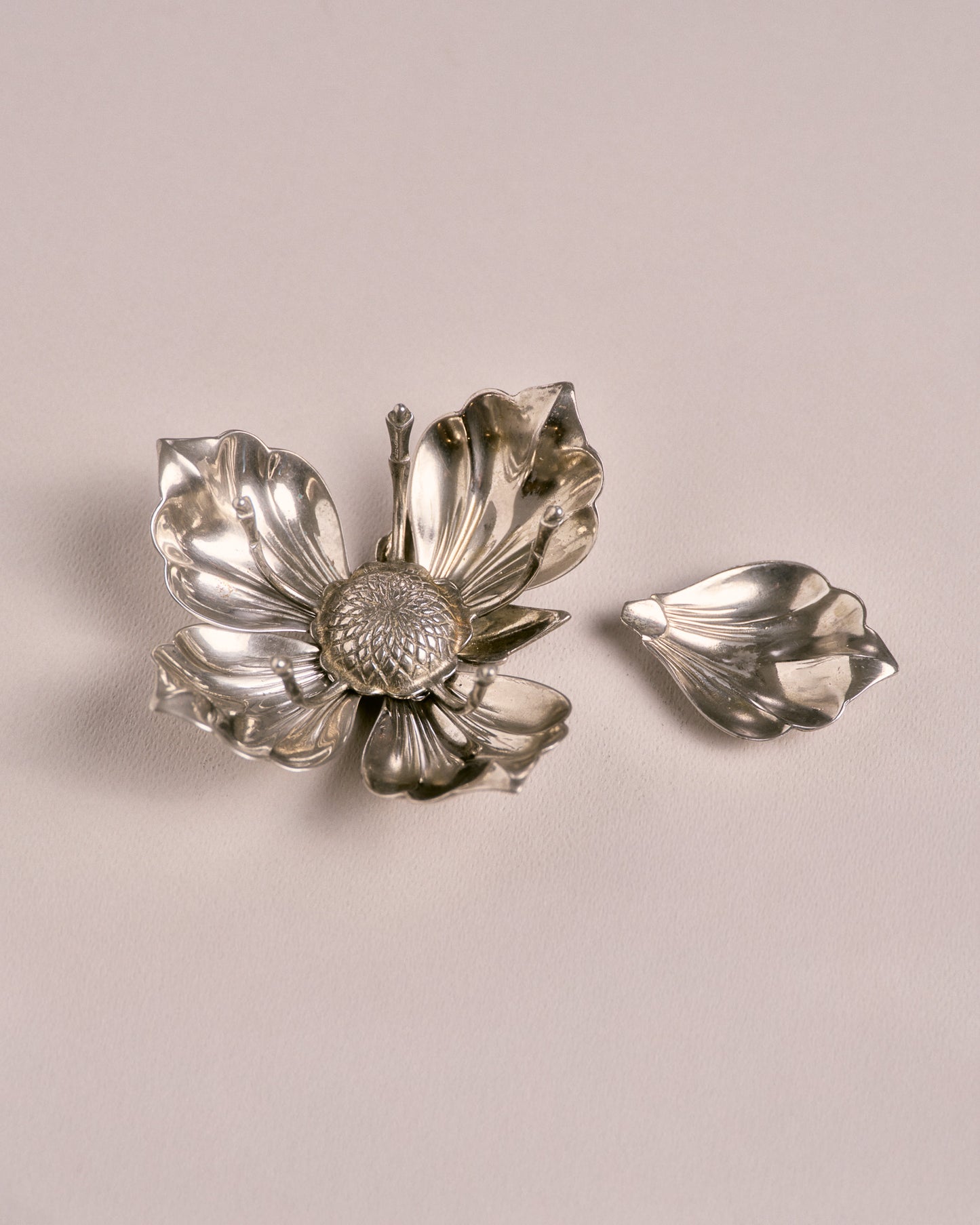 METAL FLOWER ASHTRAY