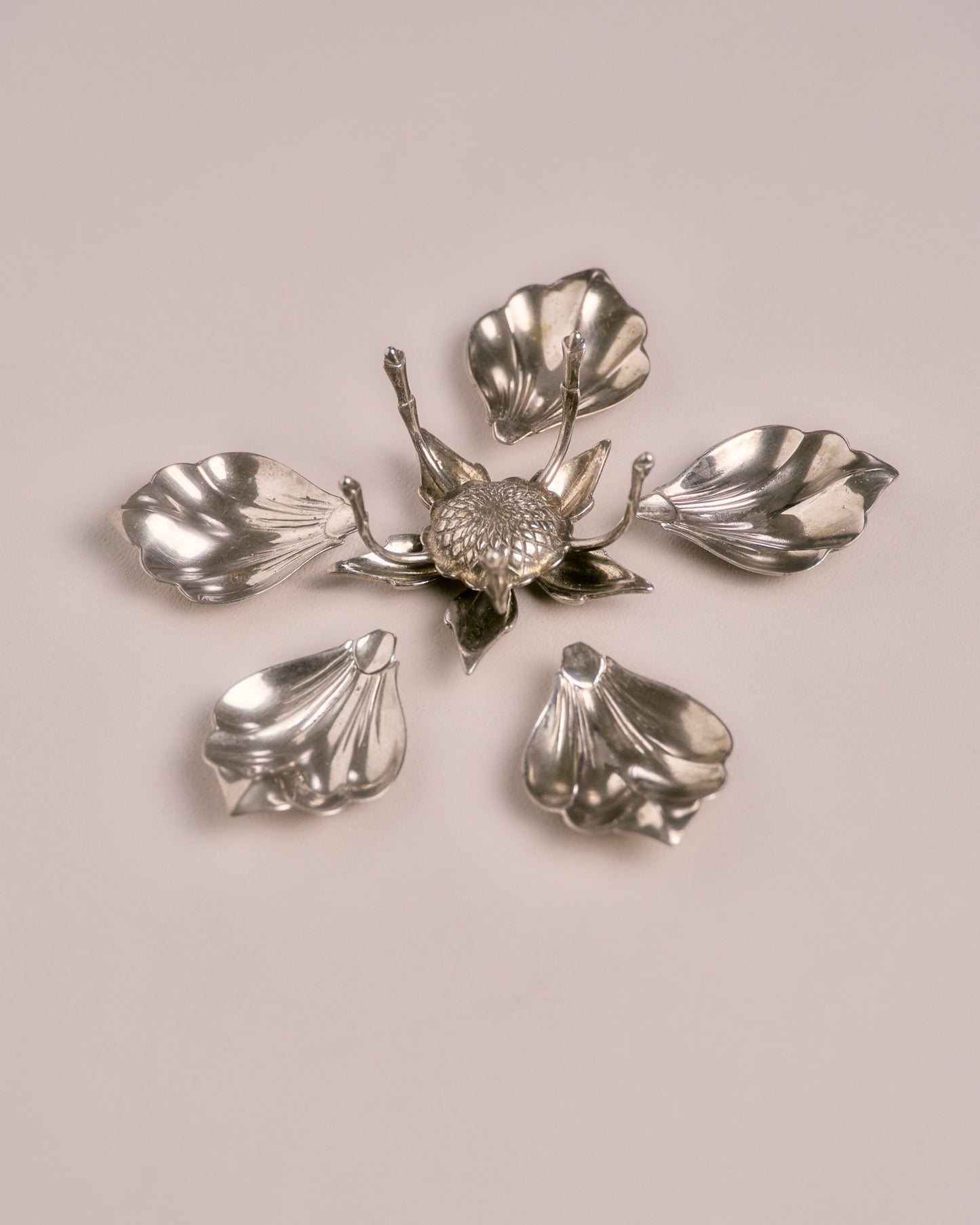 METAL FLOWER ASHTRAY