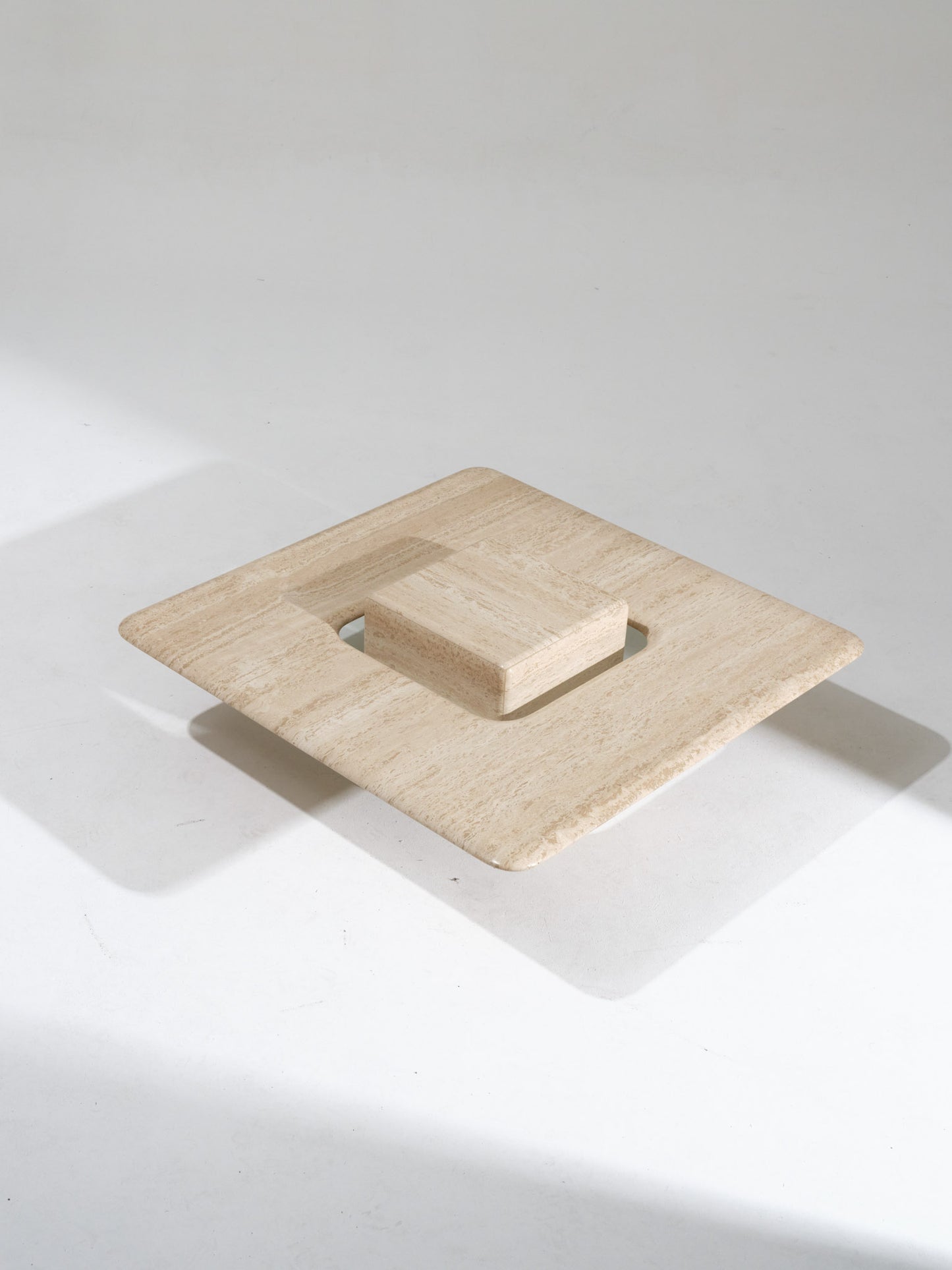 TABLE BASSE CARRÉE SATURNE EN TRAVERTIN, 1980s