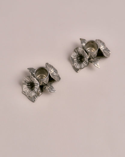 PAIRE DE BOUGEOIRS FLEURIS UN FEU EN ÉTAIN