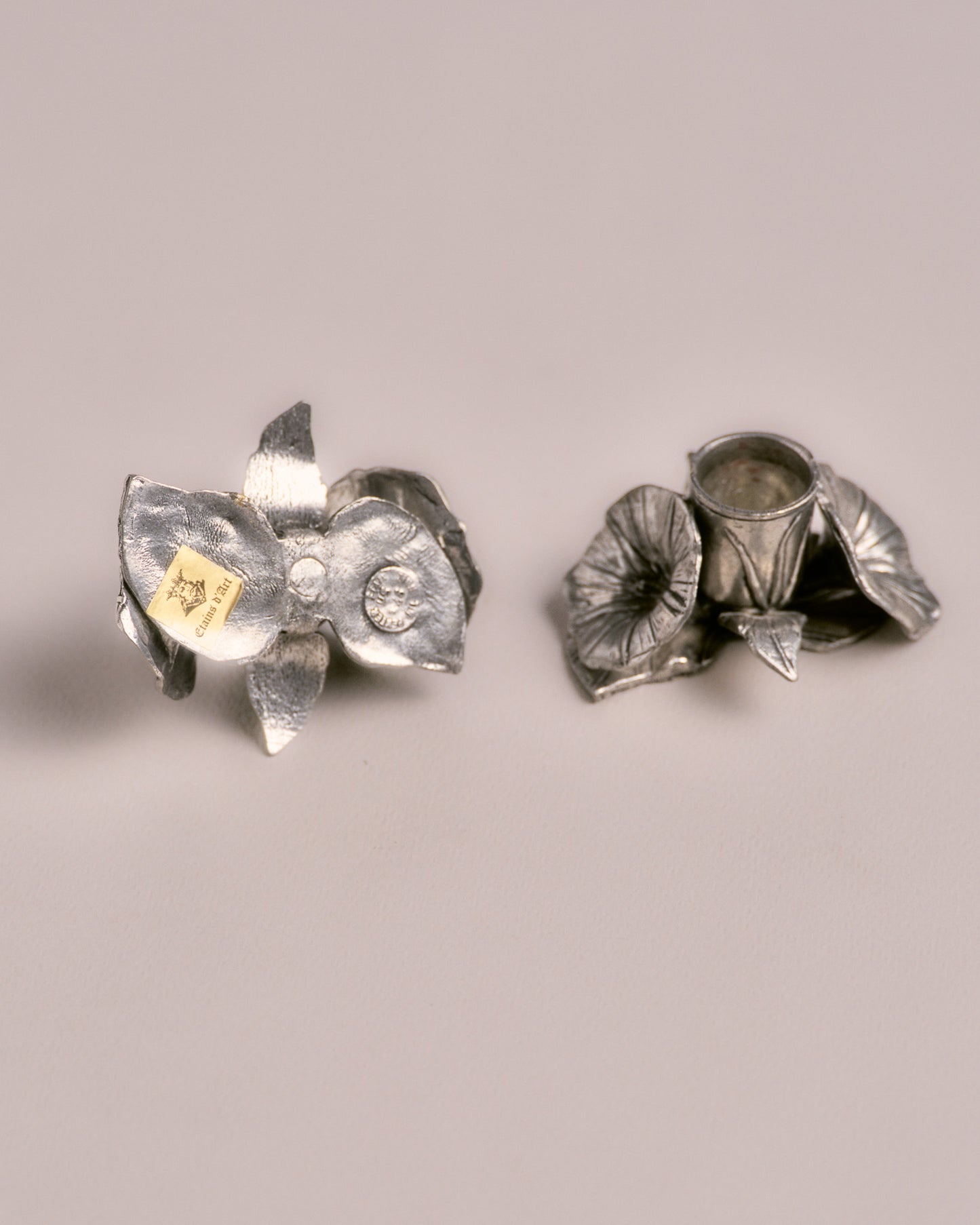 PAIRE DE BOUGEOIRS FLEURIS UN FEU EN ÉTAIN