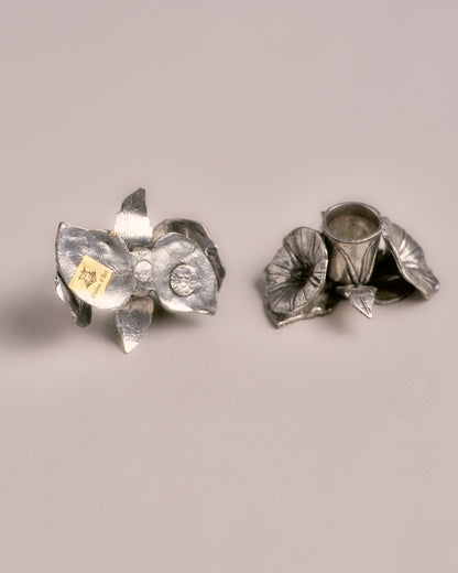 PAIRE DE BOUGEOIRS FLEURIS UN FEU EN ÉTAIN