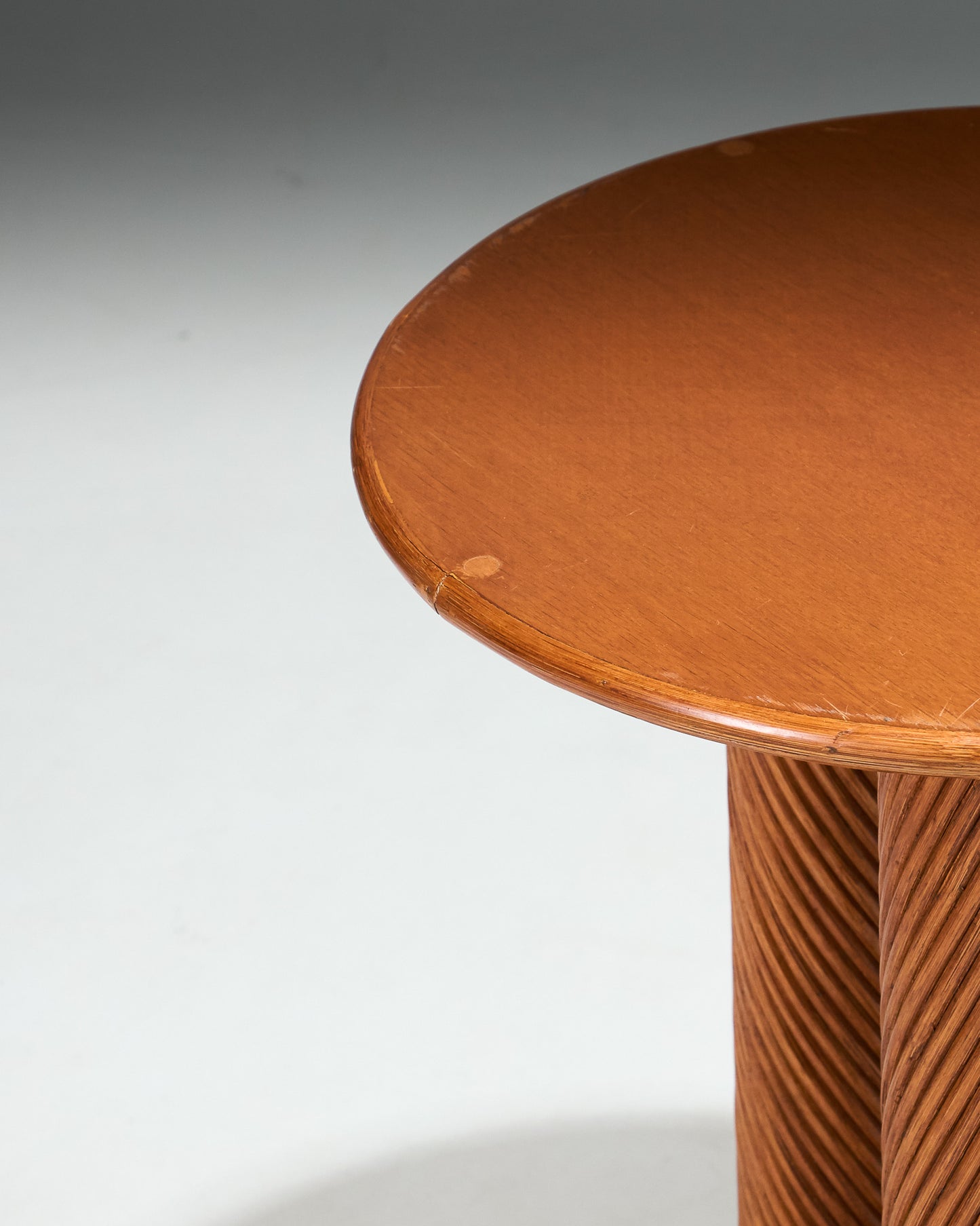 TABLE EN ROTIN ET VERRE