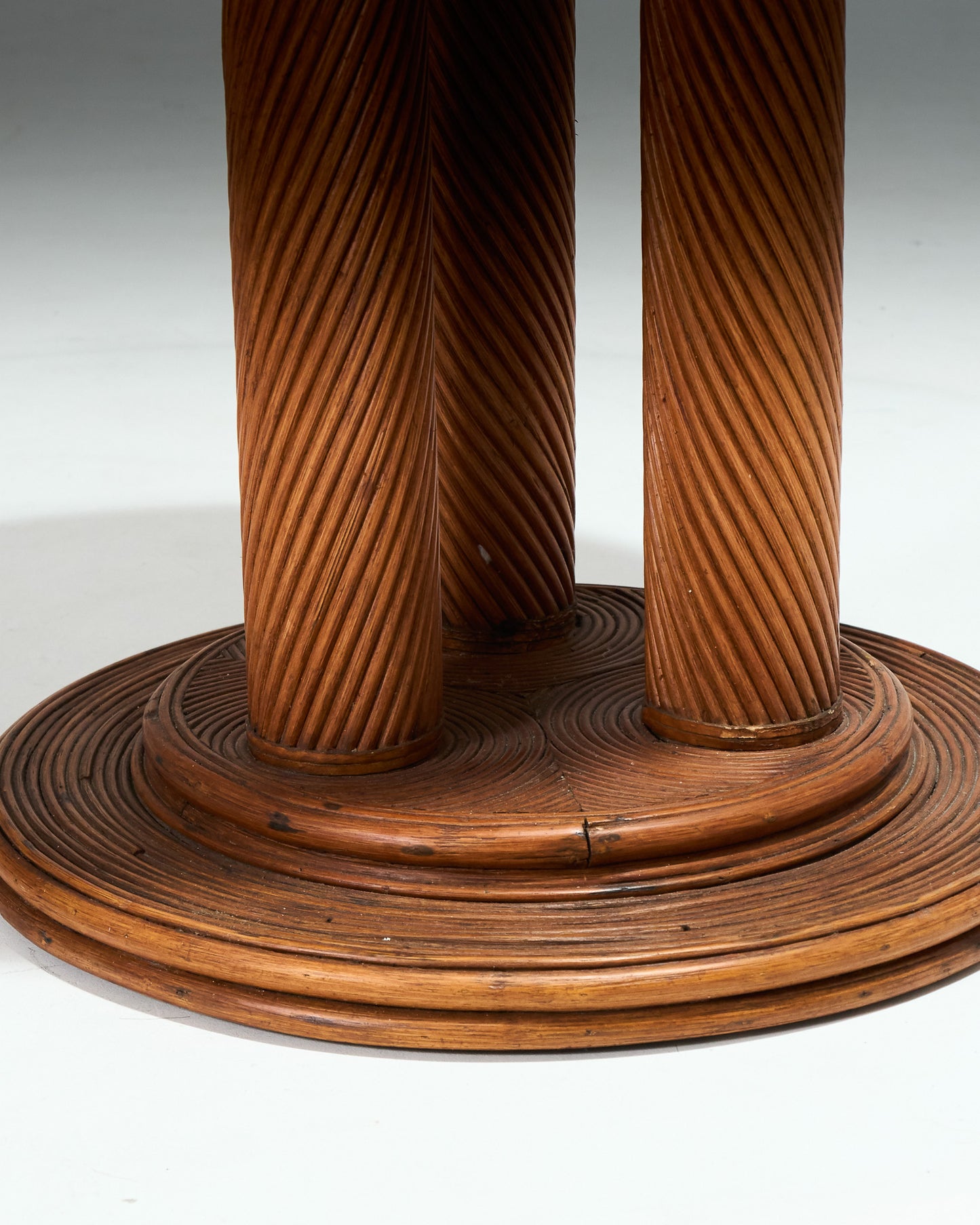 TABLE EN ROTIN ET VERRE