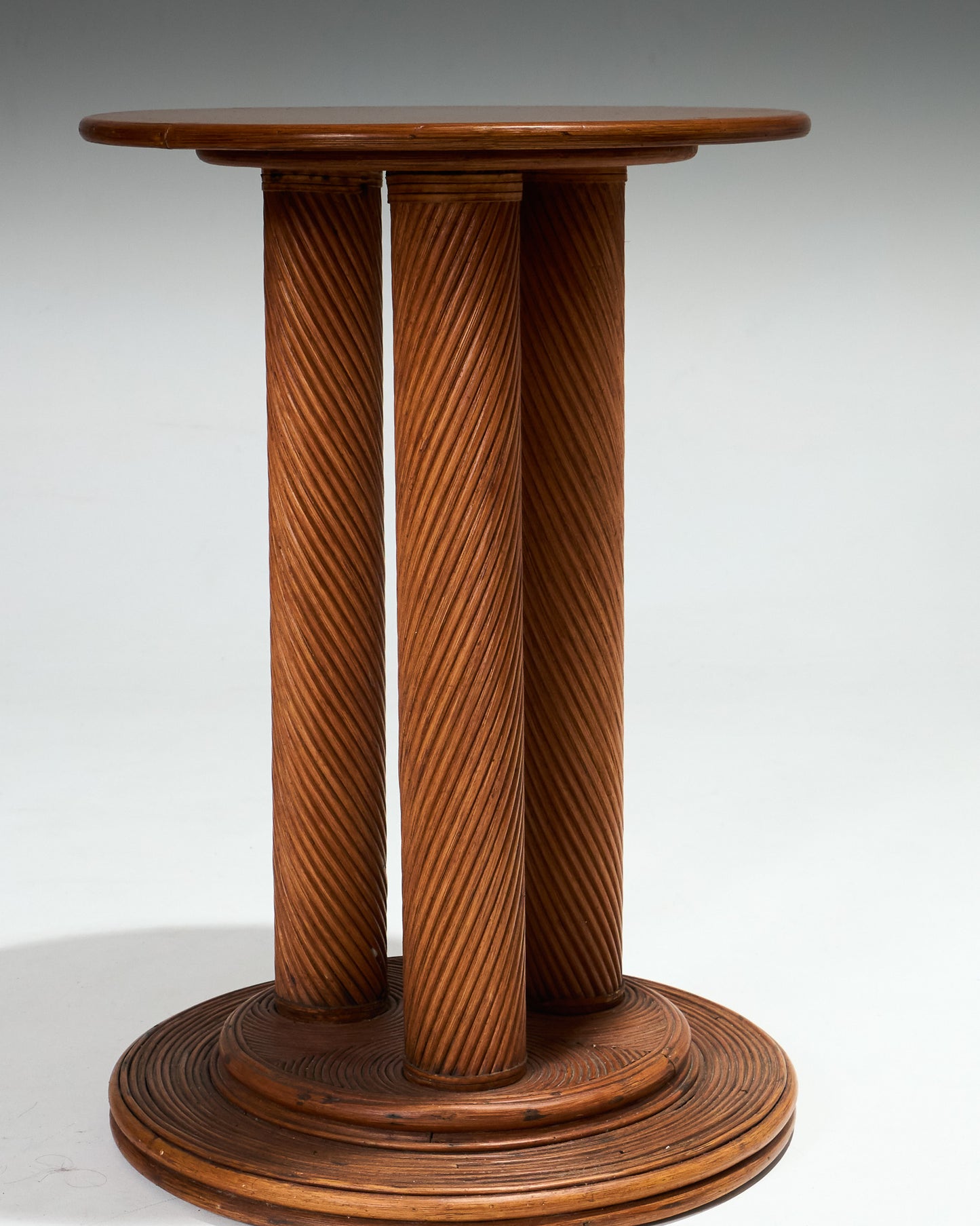 TABLE EN ROTIN ET VERRE