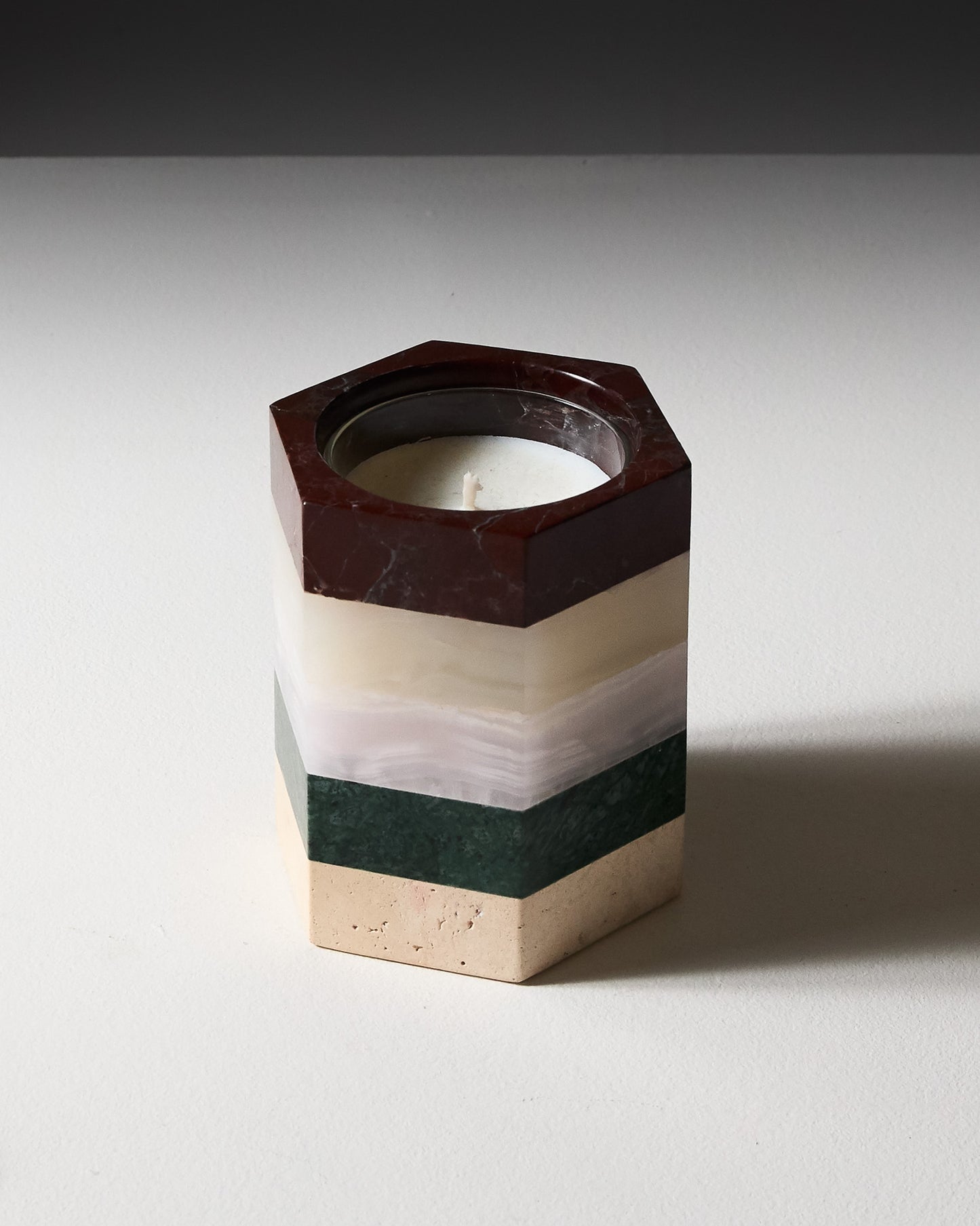 BOUGIE PARFUMÉE EN MARBRE, ONYX ET TRAVERTIN