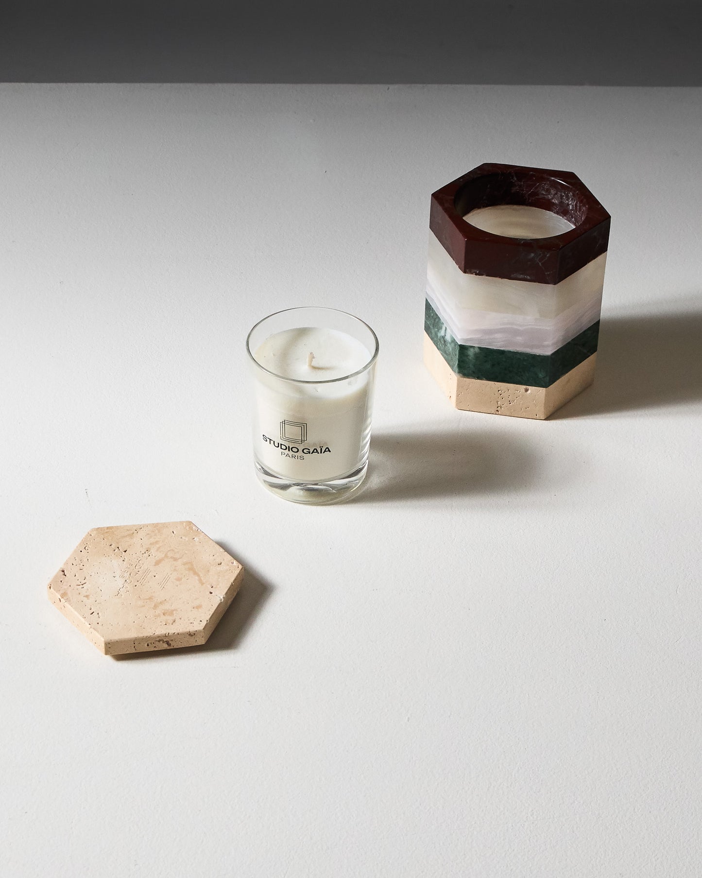 BOUGIE PARFUMÉE EN MARBRE, ONYX ET TRAVERTIN