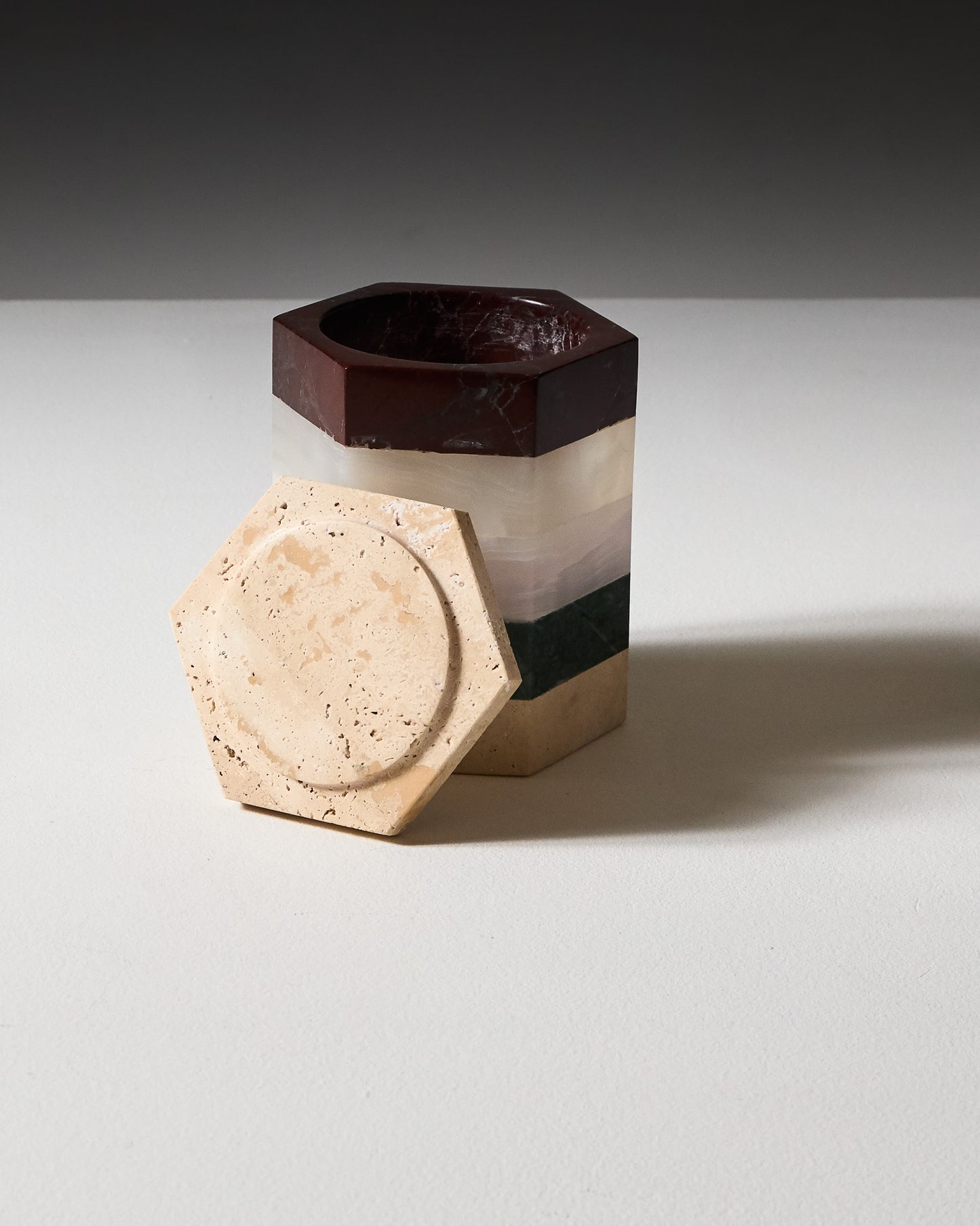 BOUGIE PARFUMÉE EN MARBRE, ONYX ET TRAVERTIN