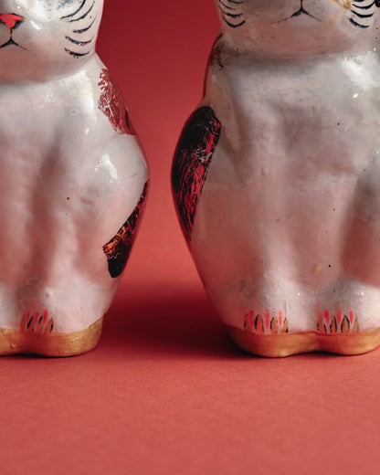 SCULPTURE DE PAIRE DE CHATS JAPONAIS EN PAPIER MÂCHÉ