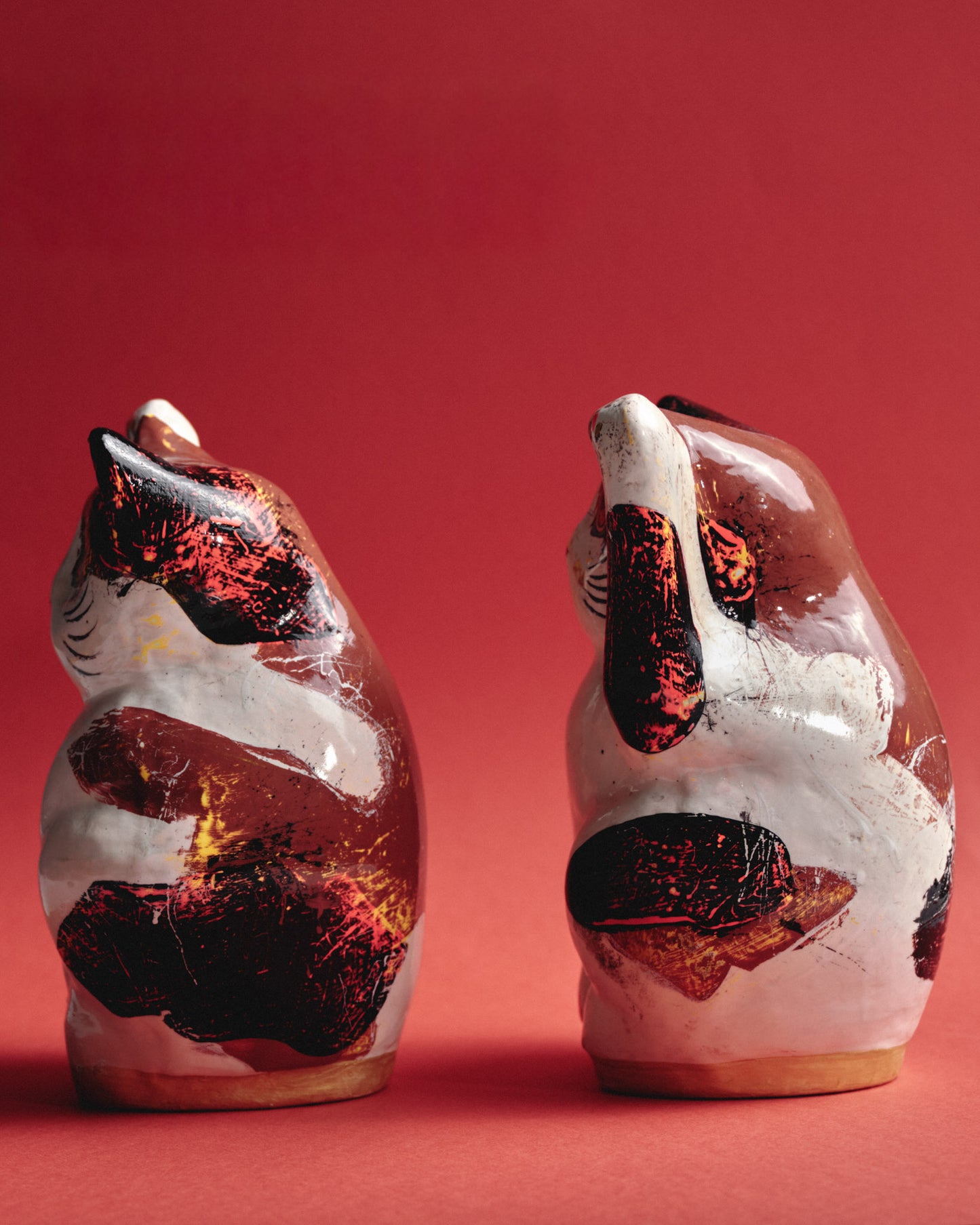 SCULPTURE DE PAIRE DE CHATS JAPONAIS EN PAPIER MÂCHÉ