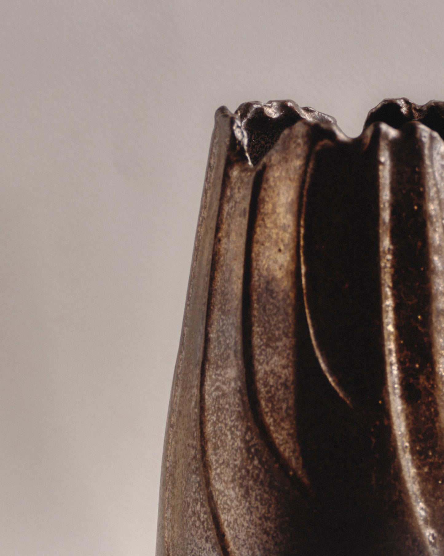 VASE JAPONAIS EN GRÈS ÉMAILLÉ, BRUN