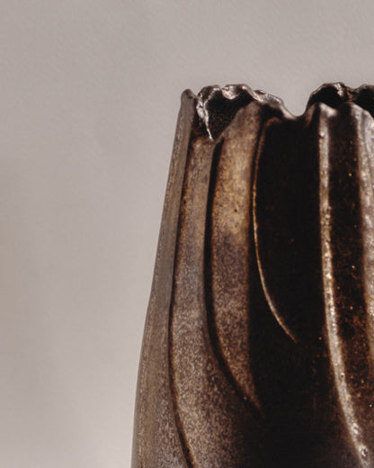 VASE JAPONAIS EN GRÈS ÉMAILLÉ, BRUN