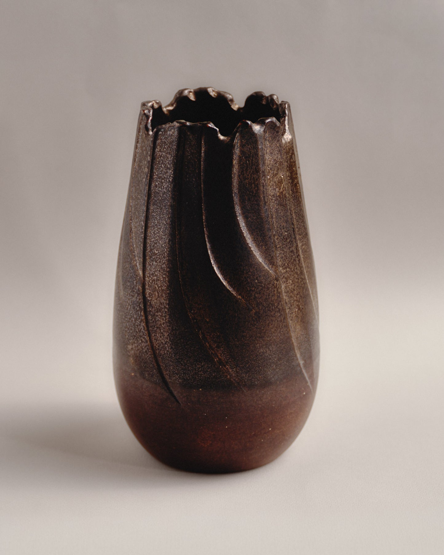 VASE JAPONAIS EN GRÈS ÉMAILLÉ, BRUN