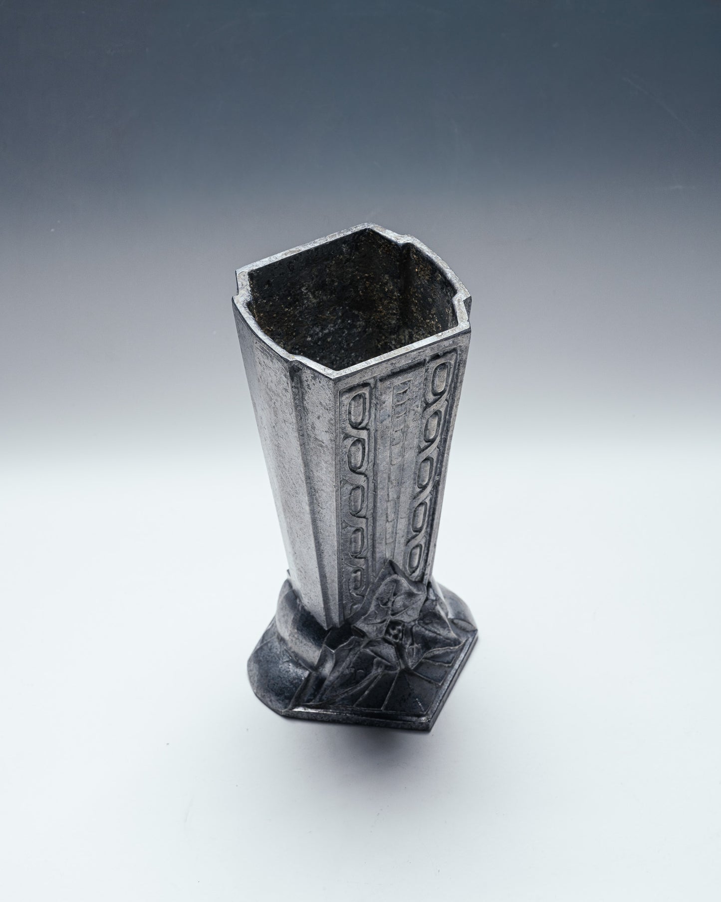 VASE ART DÉCO EN FONTE D'ALUMINIUM, 1930s