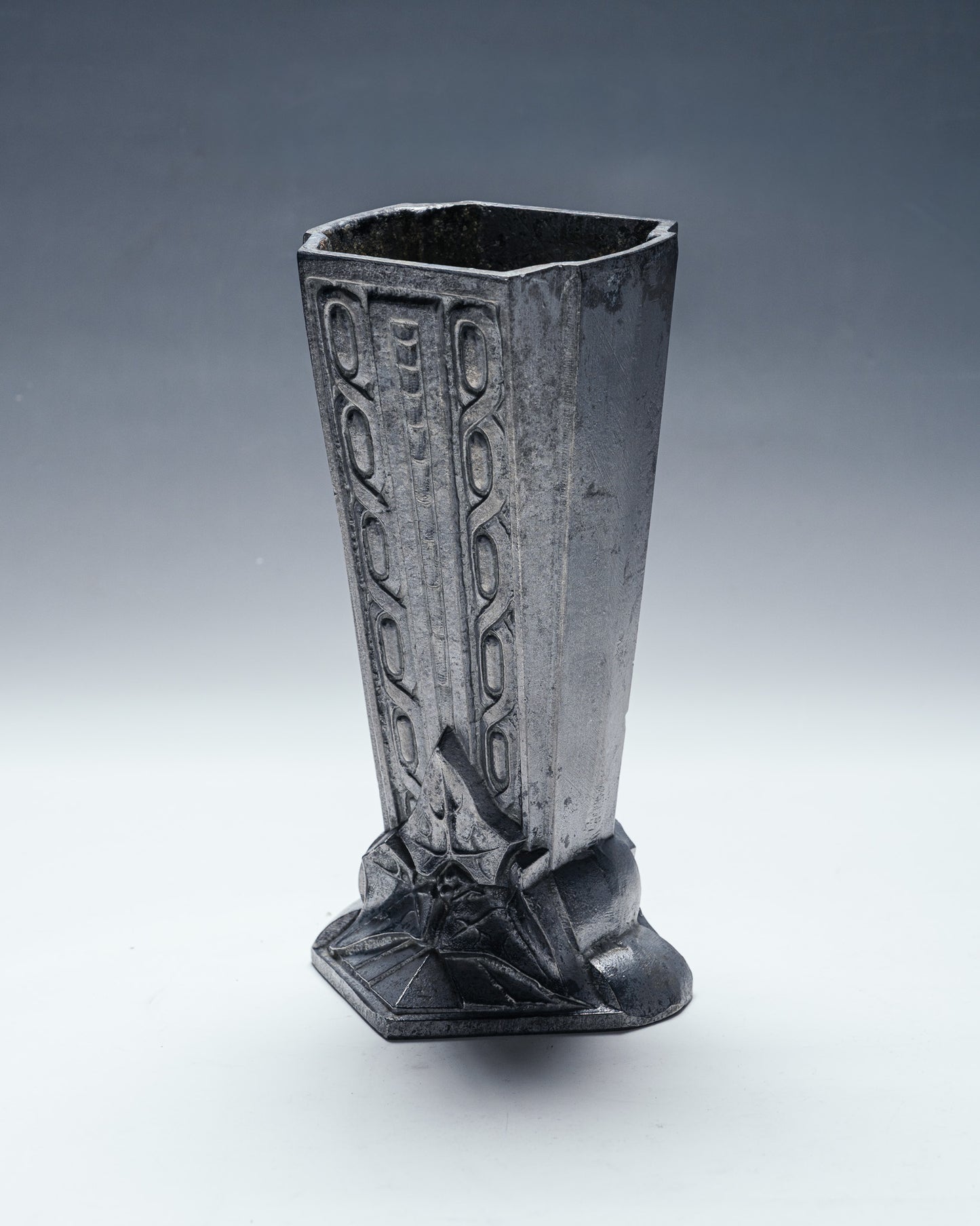 VASE ART DÉCO EN FONTE D'ALUMINIUM, 1930s