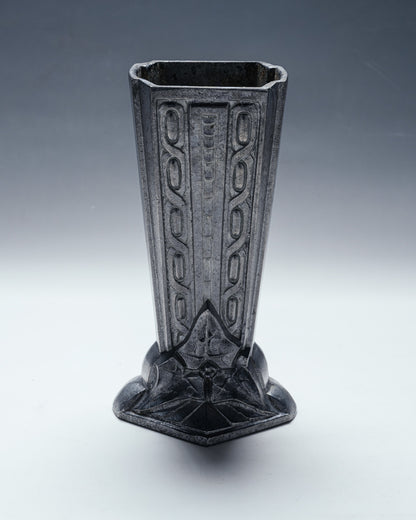 VASE ART DÉCO EN FONTE D'ALUMINIUM, 1930s