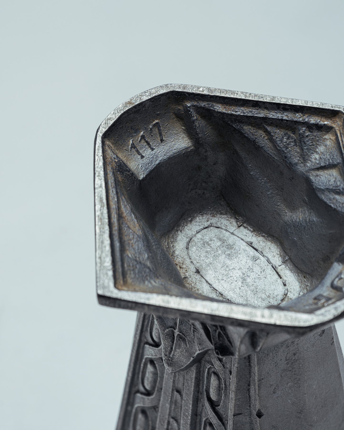 VASE ART DÉCO EN FONTE D'ALUMINIUM, 1930s