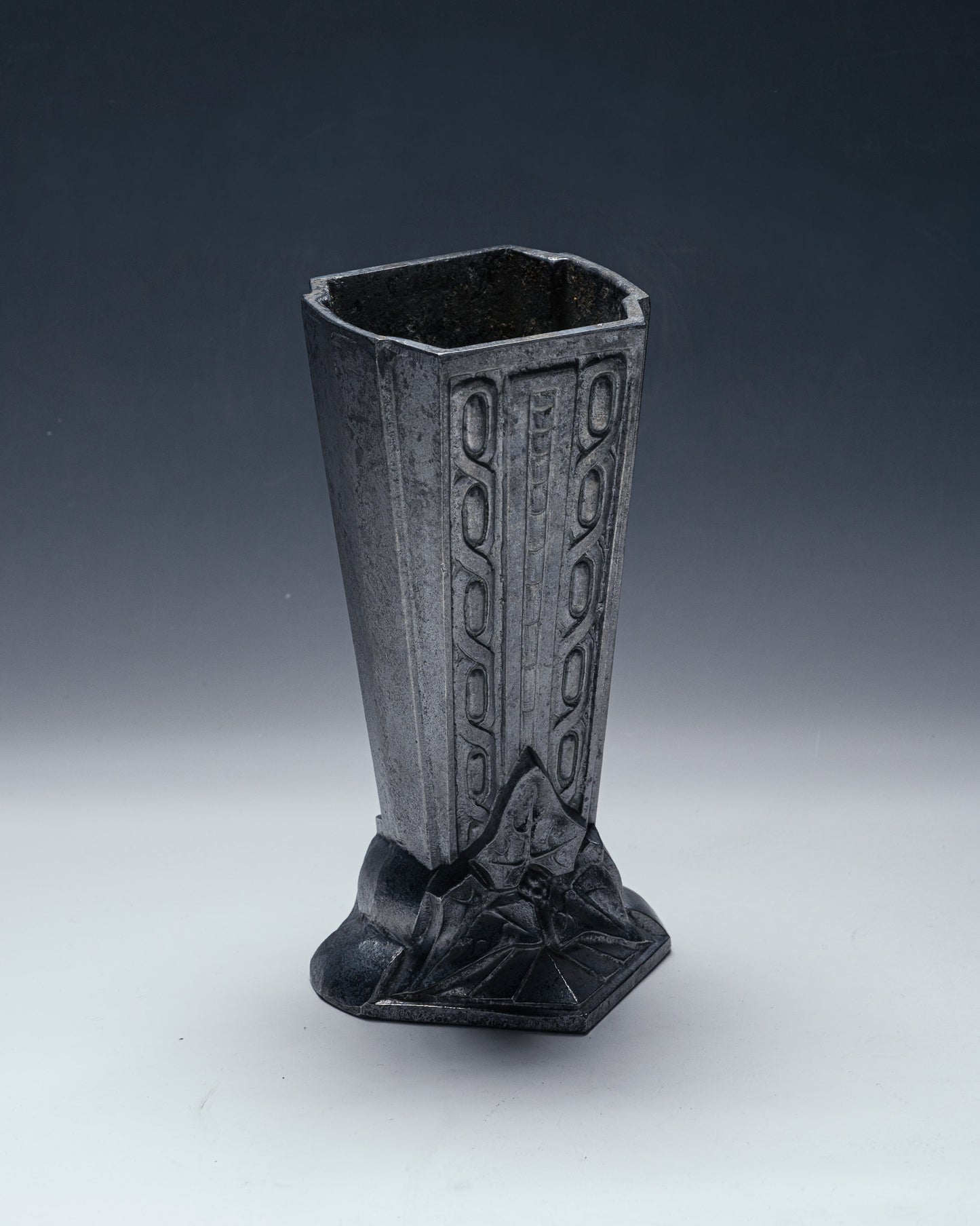 VASE ART DÉCO EN FONTE D'ALUMINIUM, 1930s