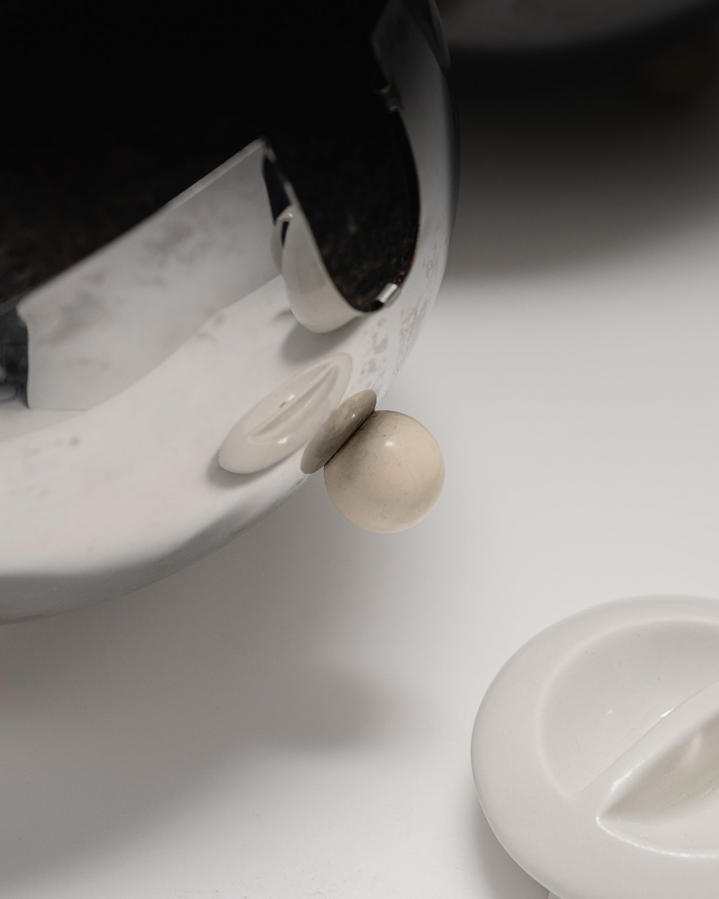 THÉIÈRE EN MÉTAL ET PORCELAINE, BREDEMEYER, 1980s