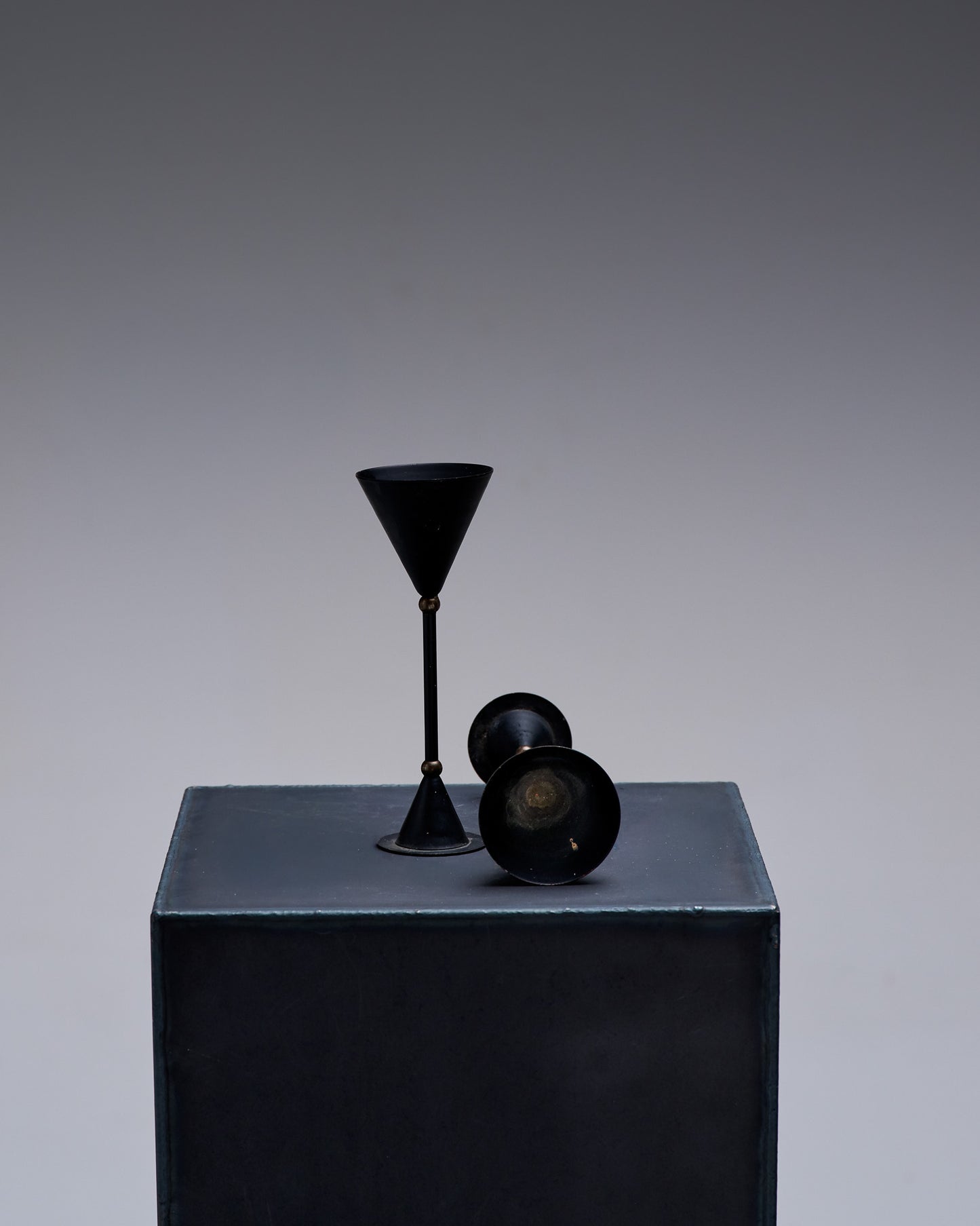 PAIRE DE BOUGEOIRS EN MÉTAL MEMPHIS, 1980s