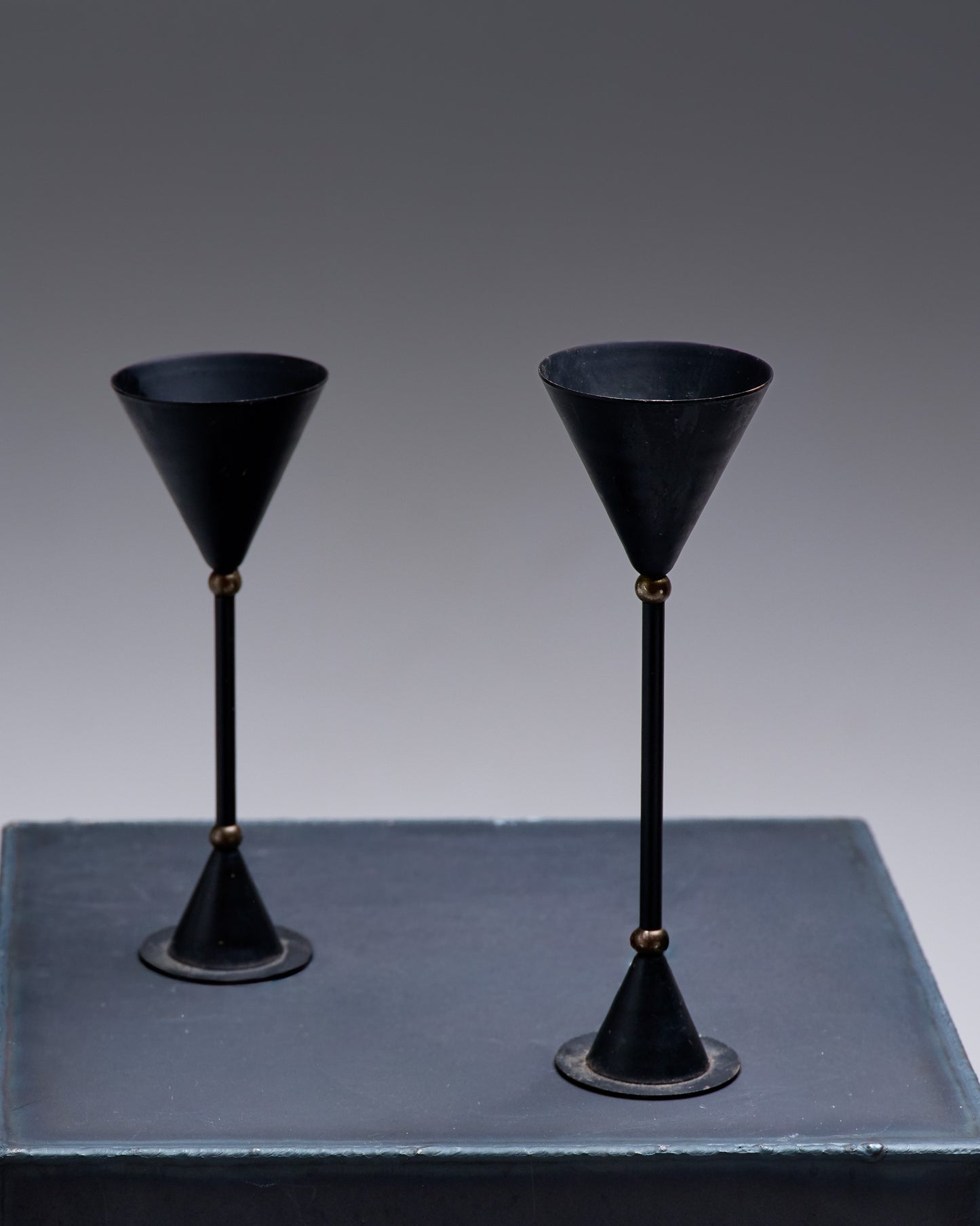 PAIRE DE BOUGEOIRS EN MÉTAL MEMPHIS, 1980s