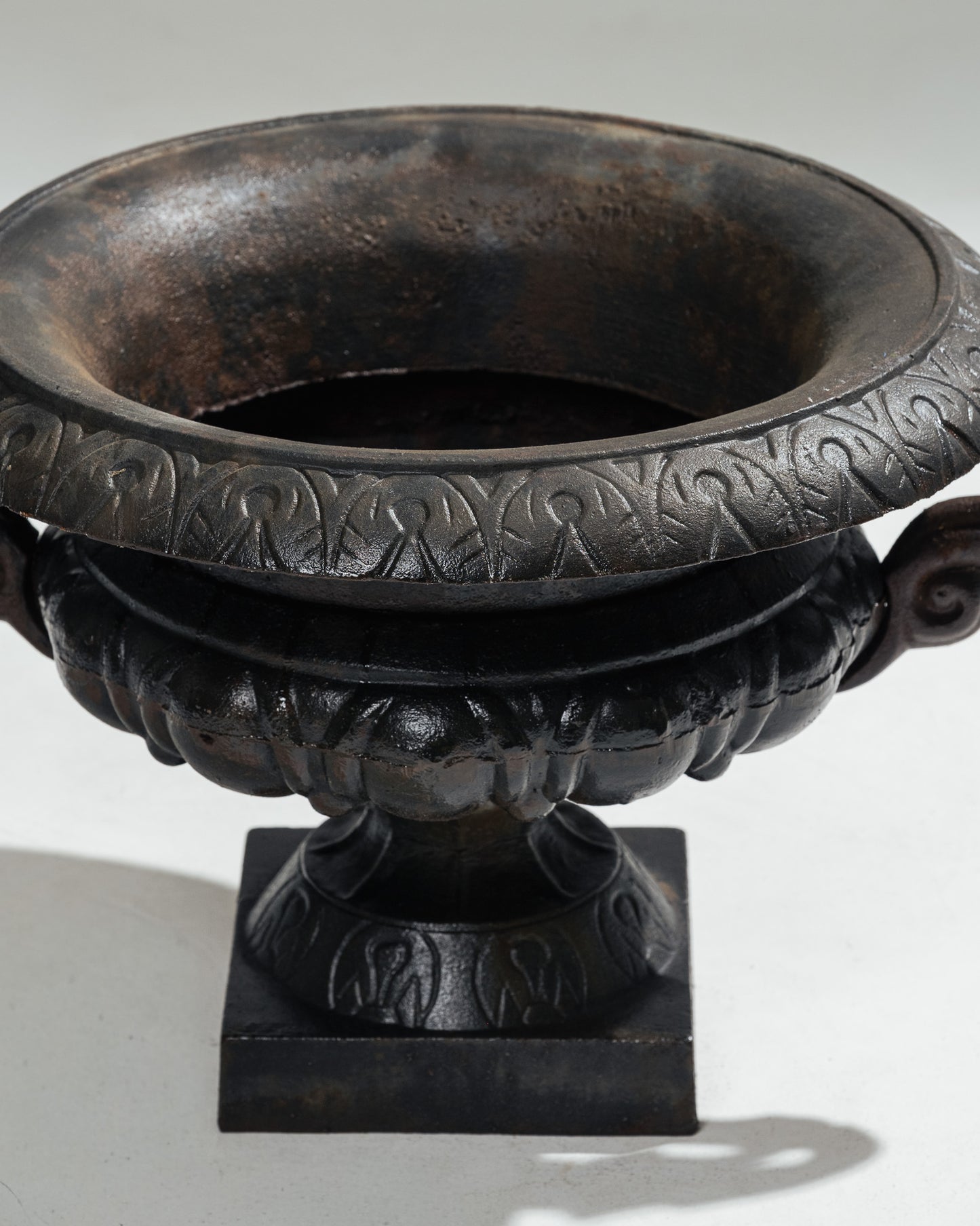 PAIRE DE JARDINIÈRES EN MÉTAL, 1910s