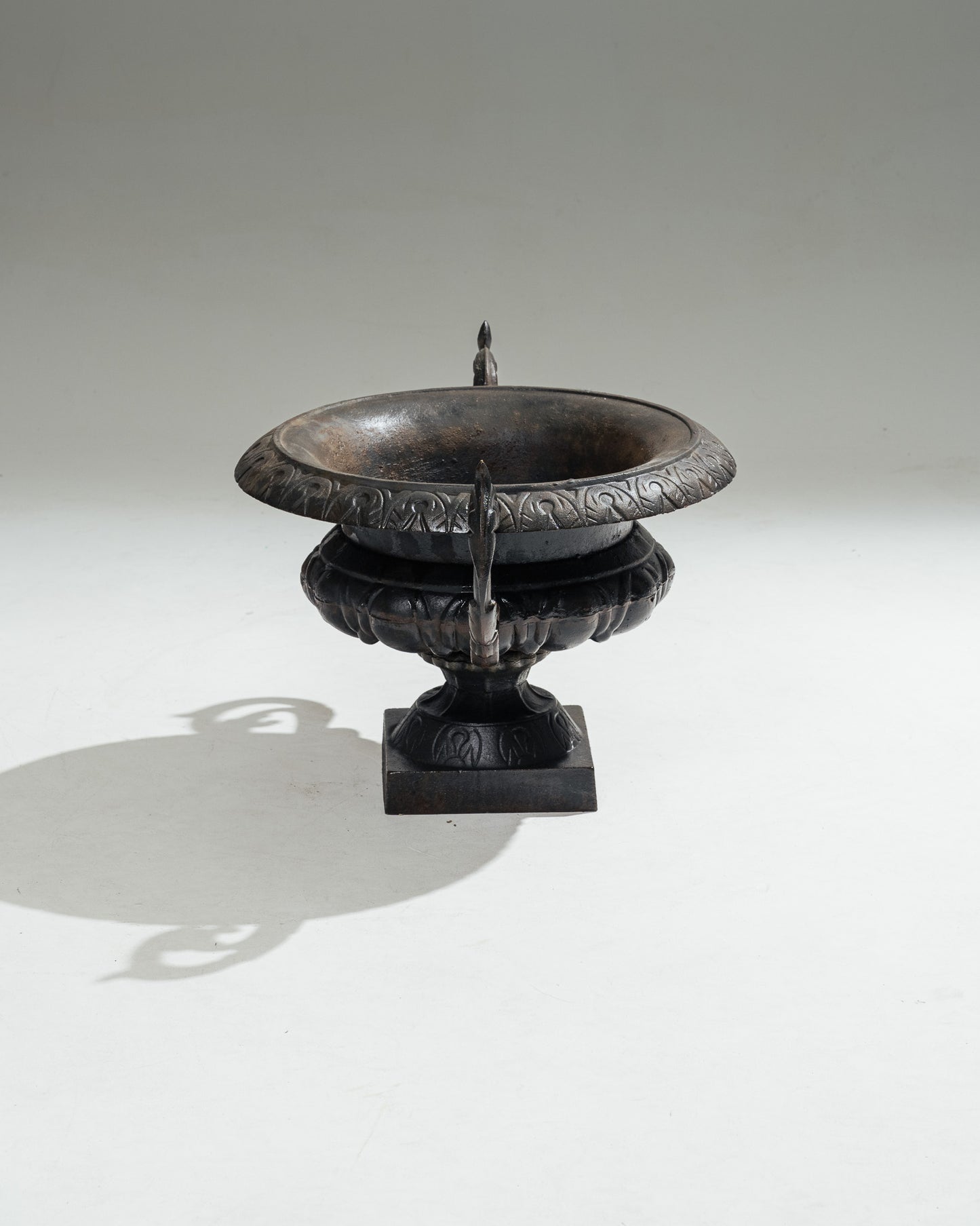 PAIRE DE JARDINIÈRES EN MÉTAL, 1910s
