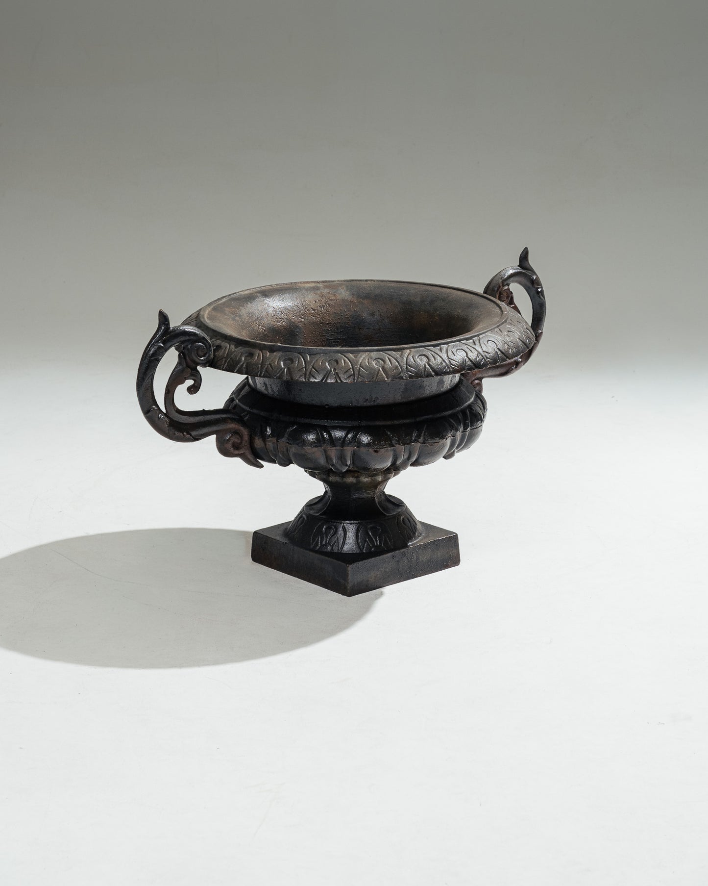 PAIRE DE JARDINIÈRES EN MÉTAL, 1910s