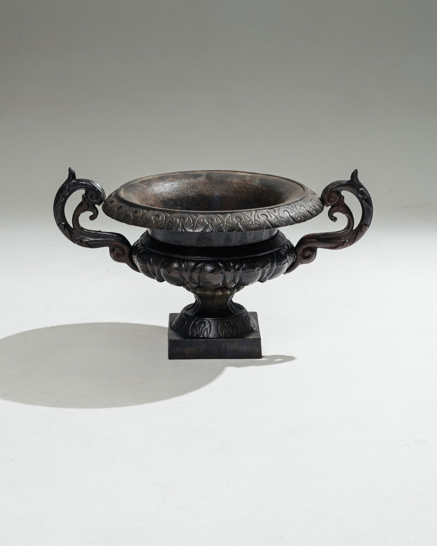 PAIRE DE JARDINIÈRES EN MÉTAL, 1910s