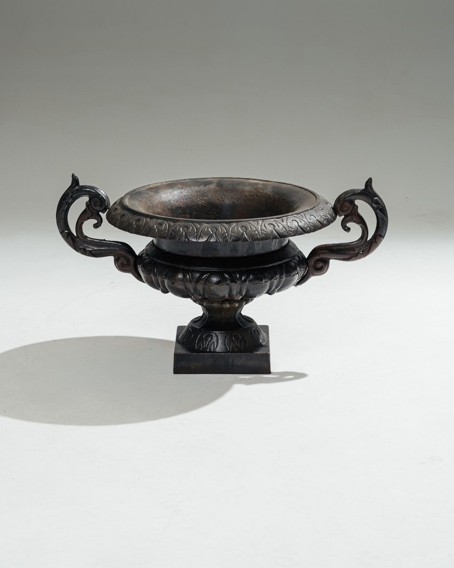PAIRE DE JARDINIÈRES EN MÉTAL, 1910s